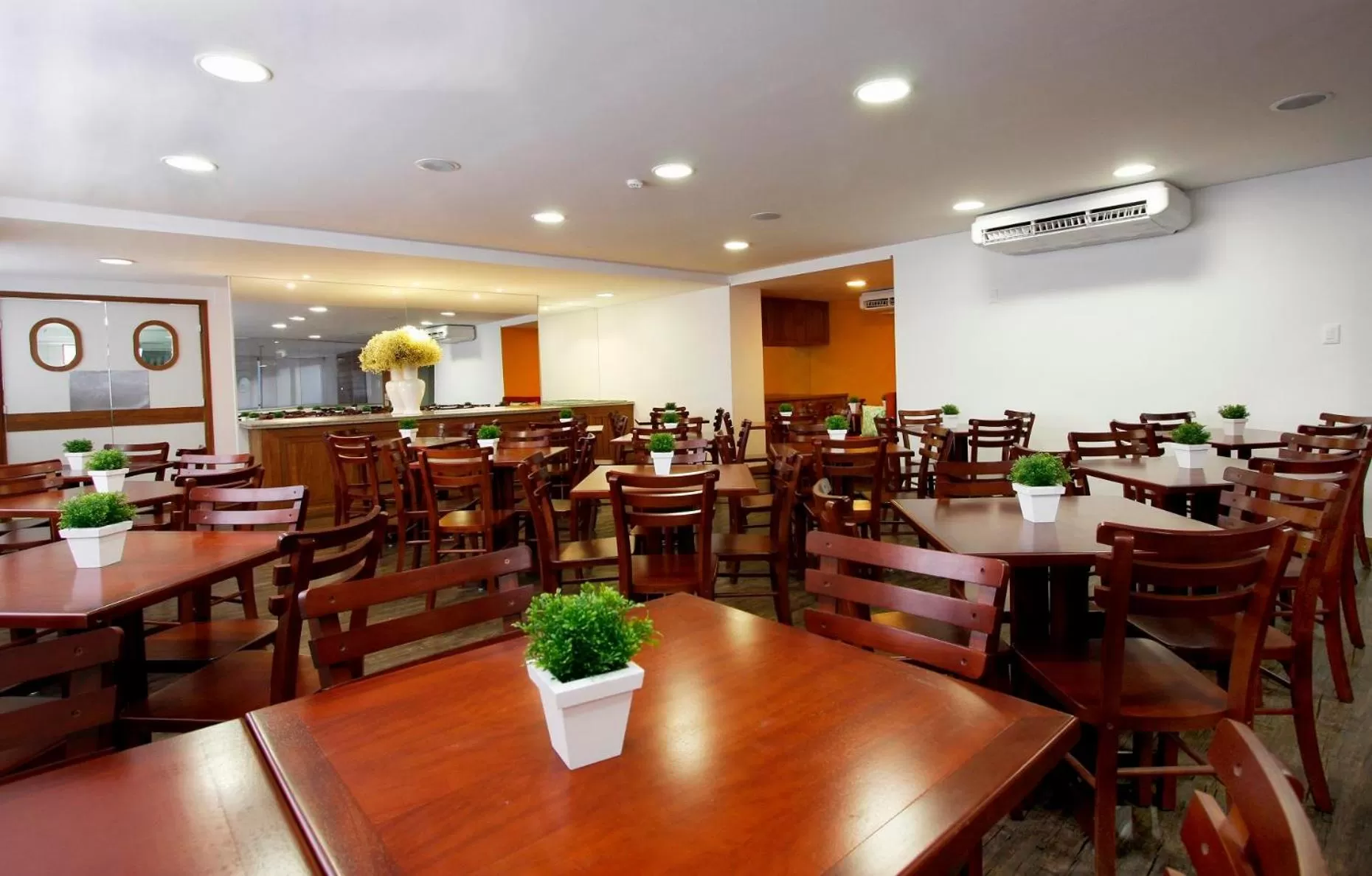 Restaurant/places to eat in America Towers Hotel