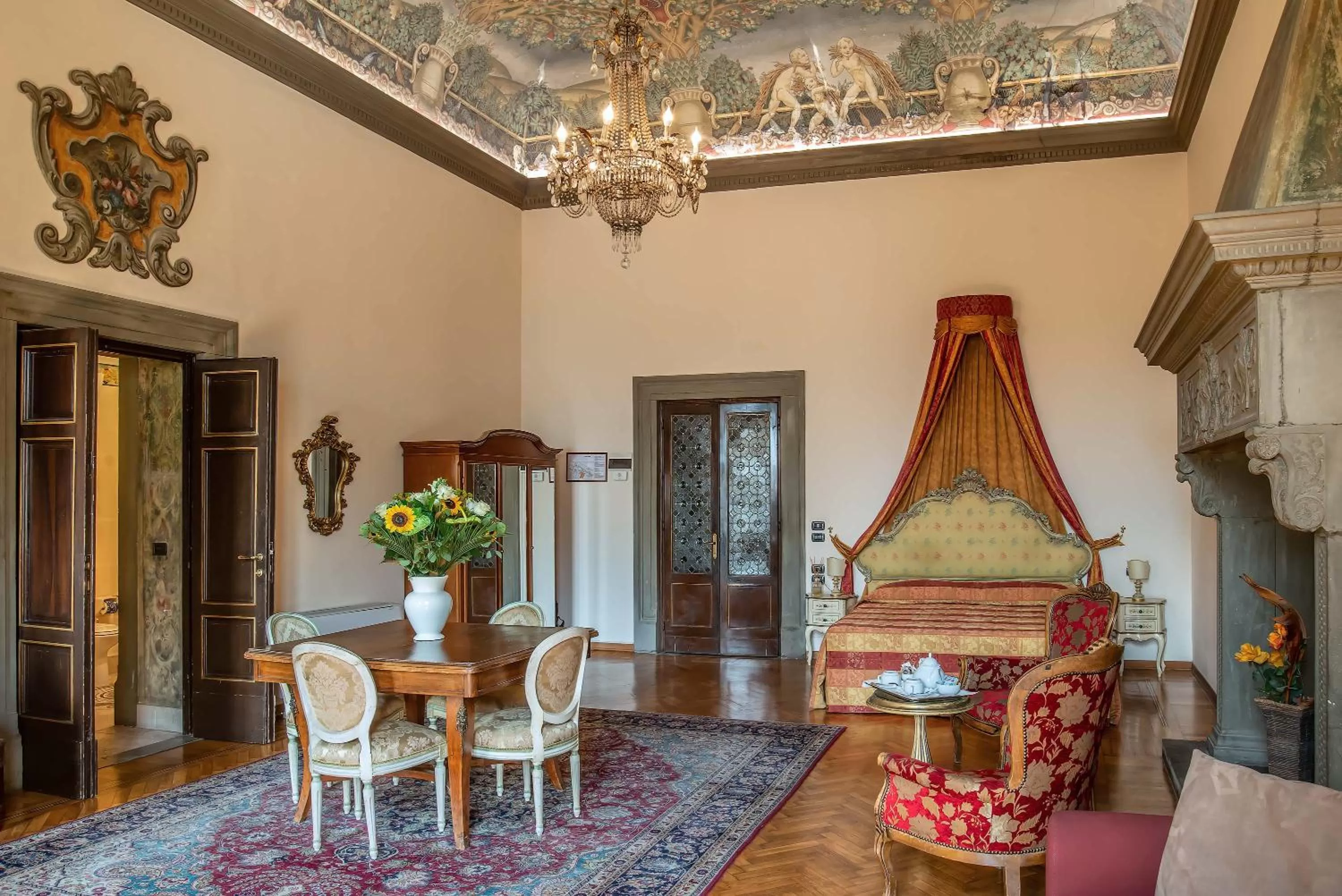 Photo of the whole room in Hotel Paris