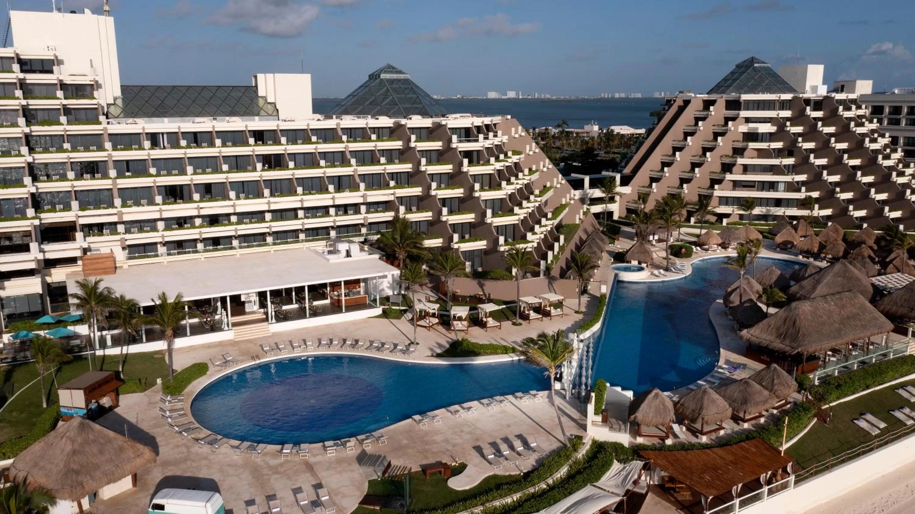 Swimming pool in Paradisus Cancun All Inclusive - Grand Reopening coming soon