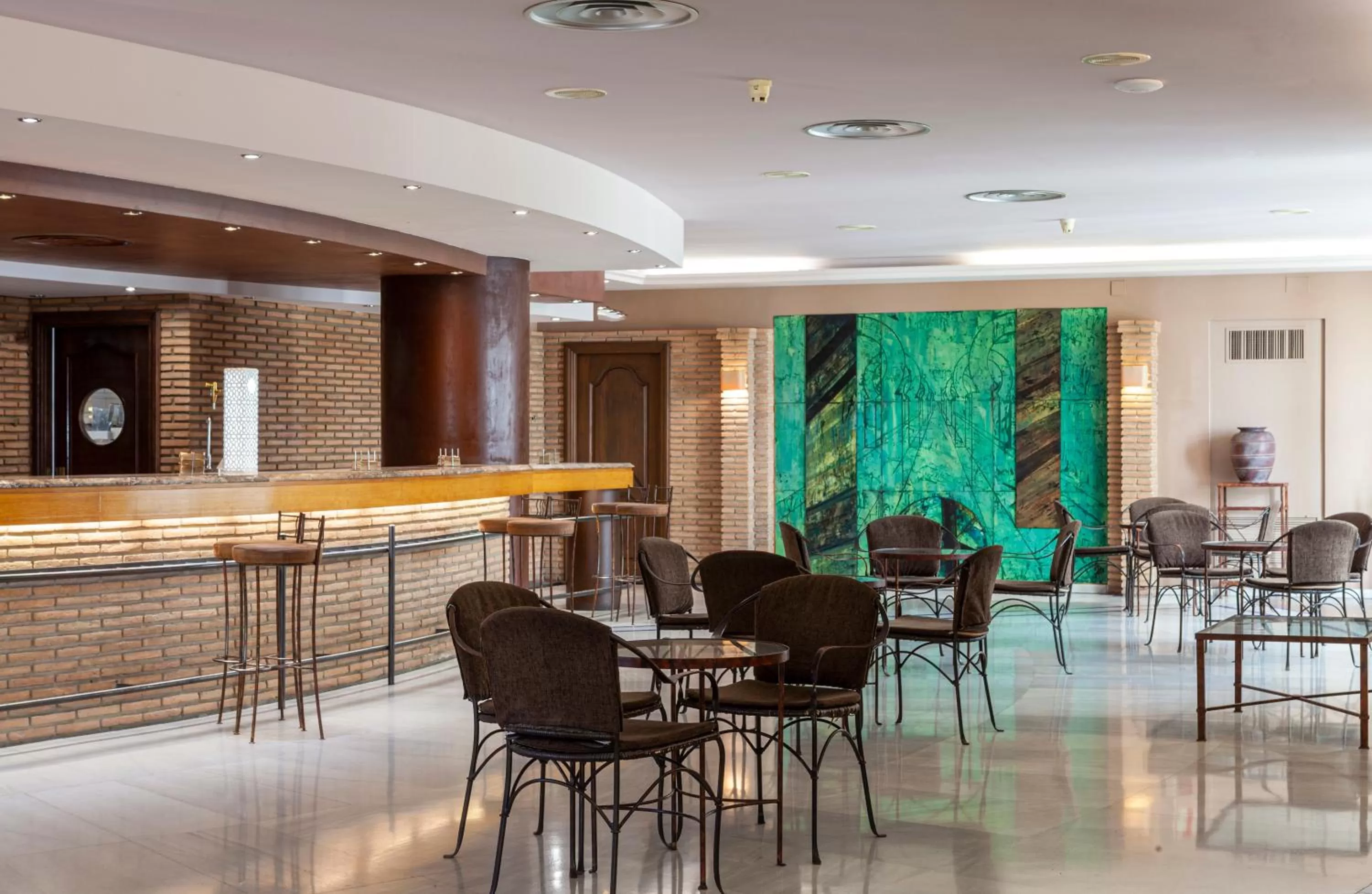 Restaurant/places to eat in Hotel Macià Alfaros