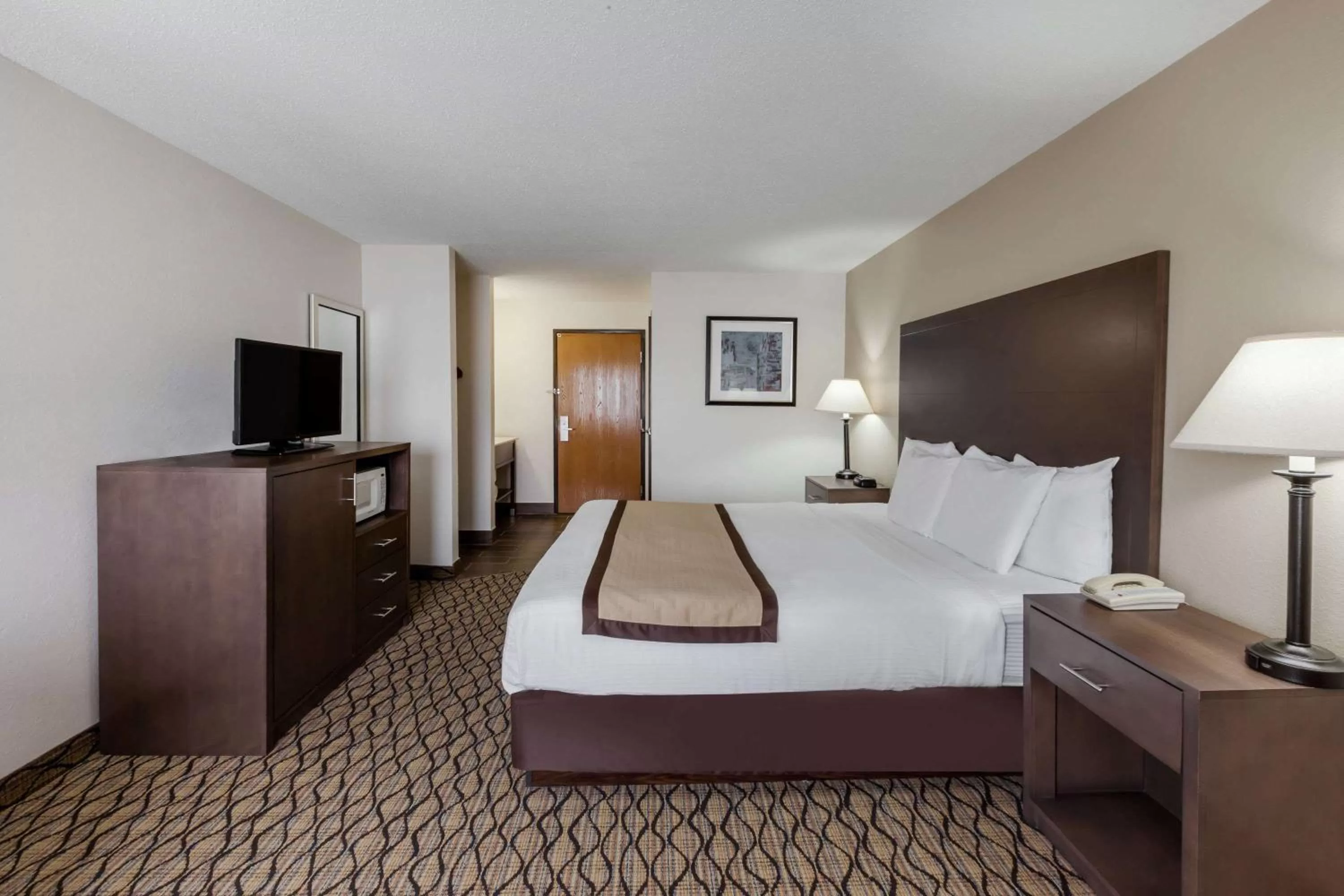 Photo of the whole room, Bed in Baymont by Wyndham Auburn