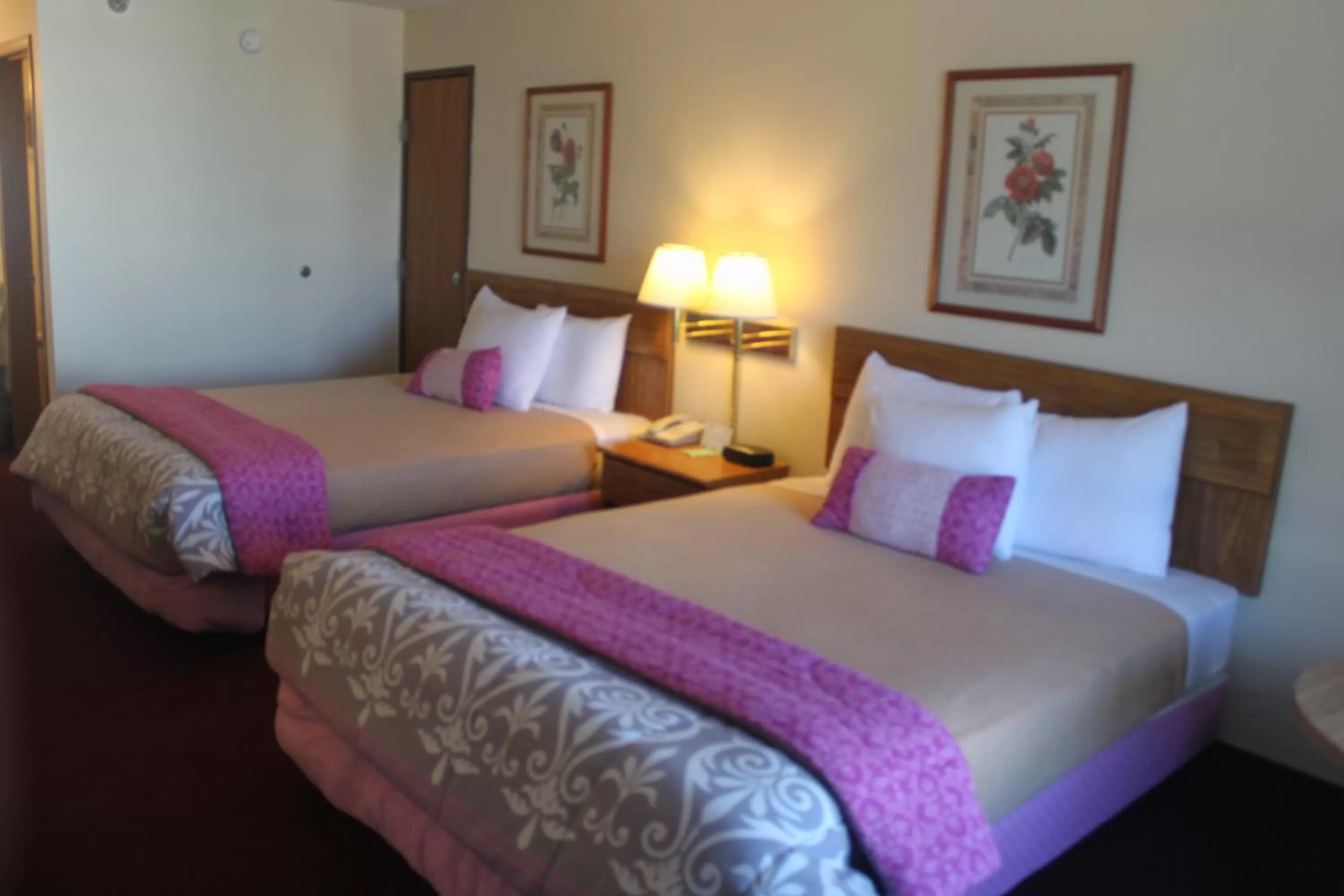 Bedroom, Bed in Ozark Valley Inn