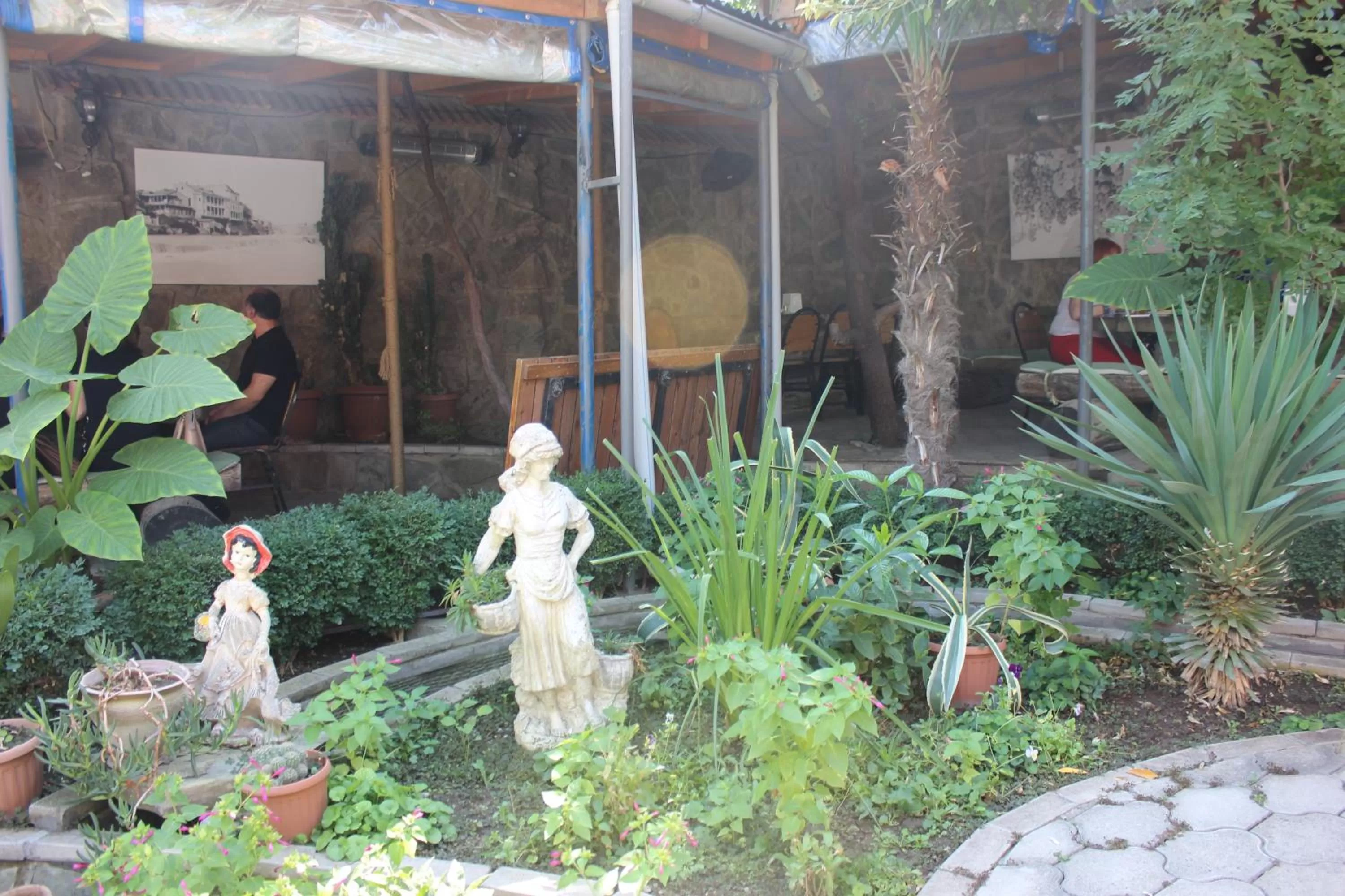 Restaurant/places to eat in Paradise Hotel