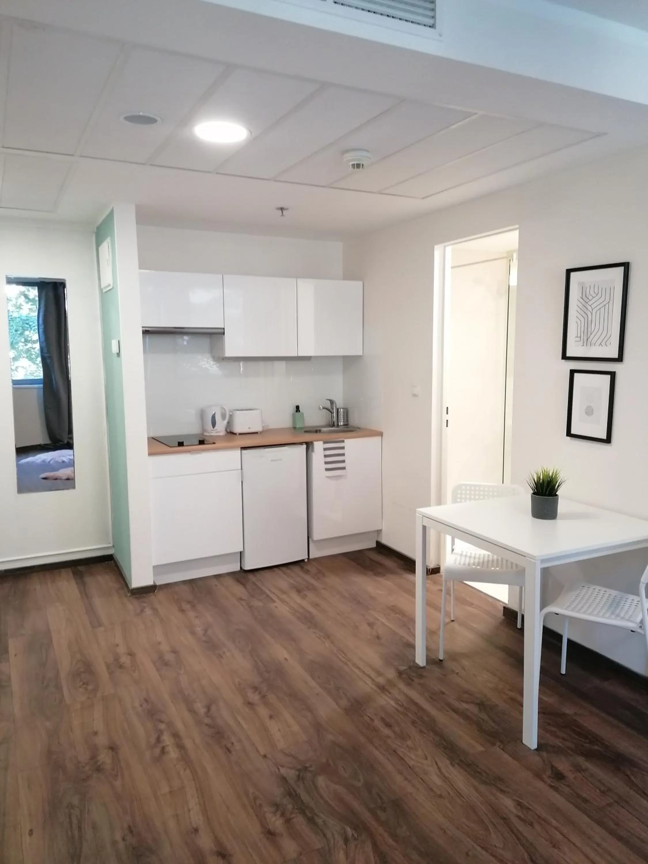 Photo of the whole room in Vagabond Downtown