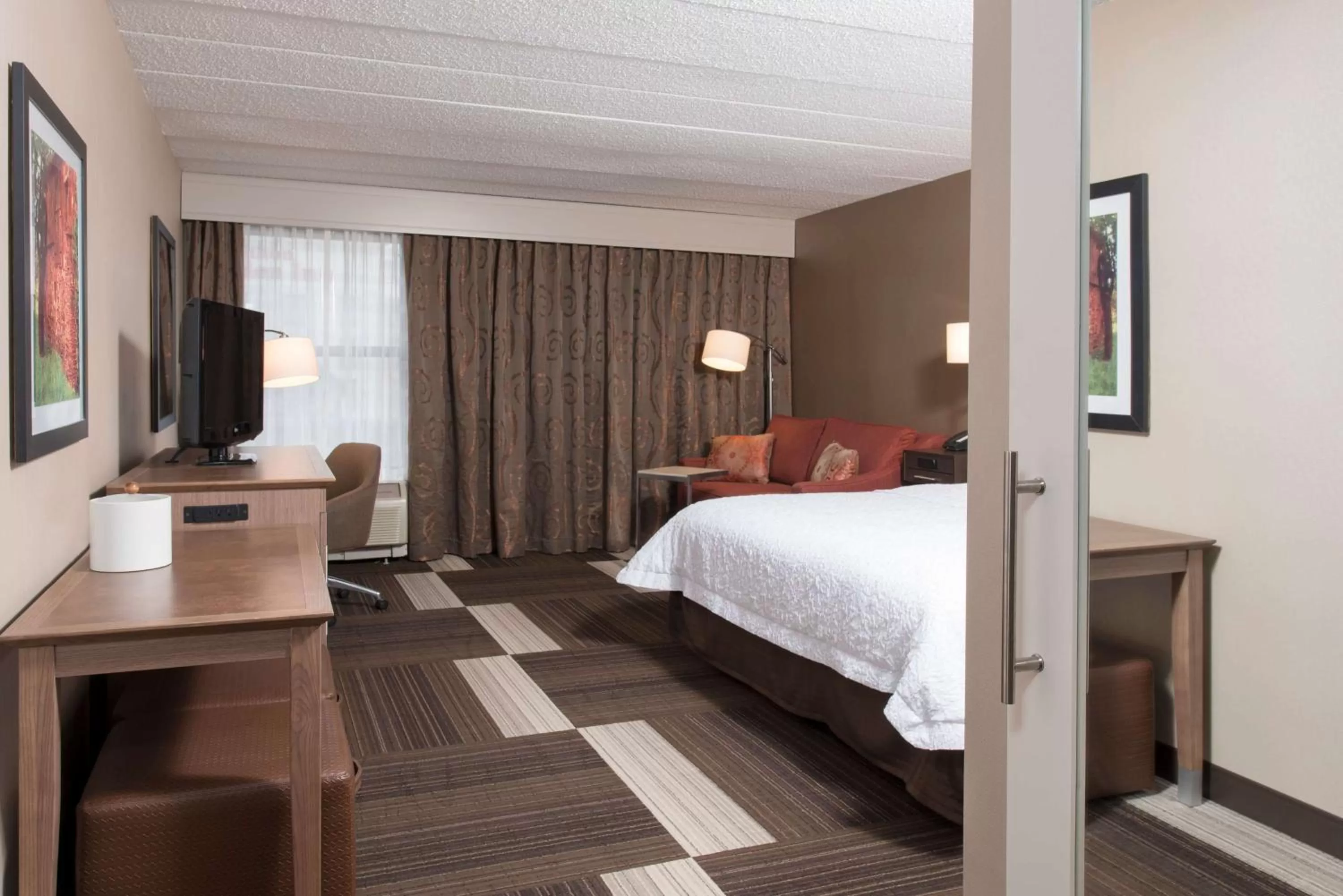 Bedroom, Bed in Hampton Inn Columbus/Taylorsville