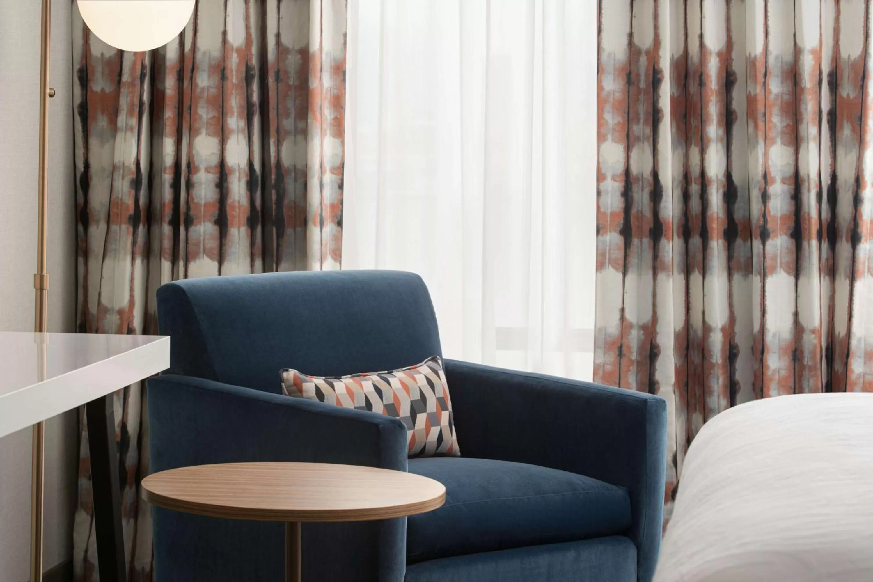 Living room, Bed in Hilton Garden Inn Camden Waterfront Philadelphia