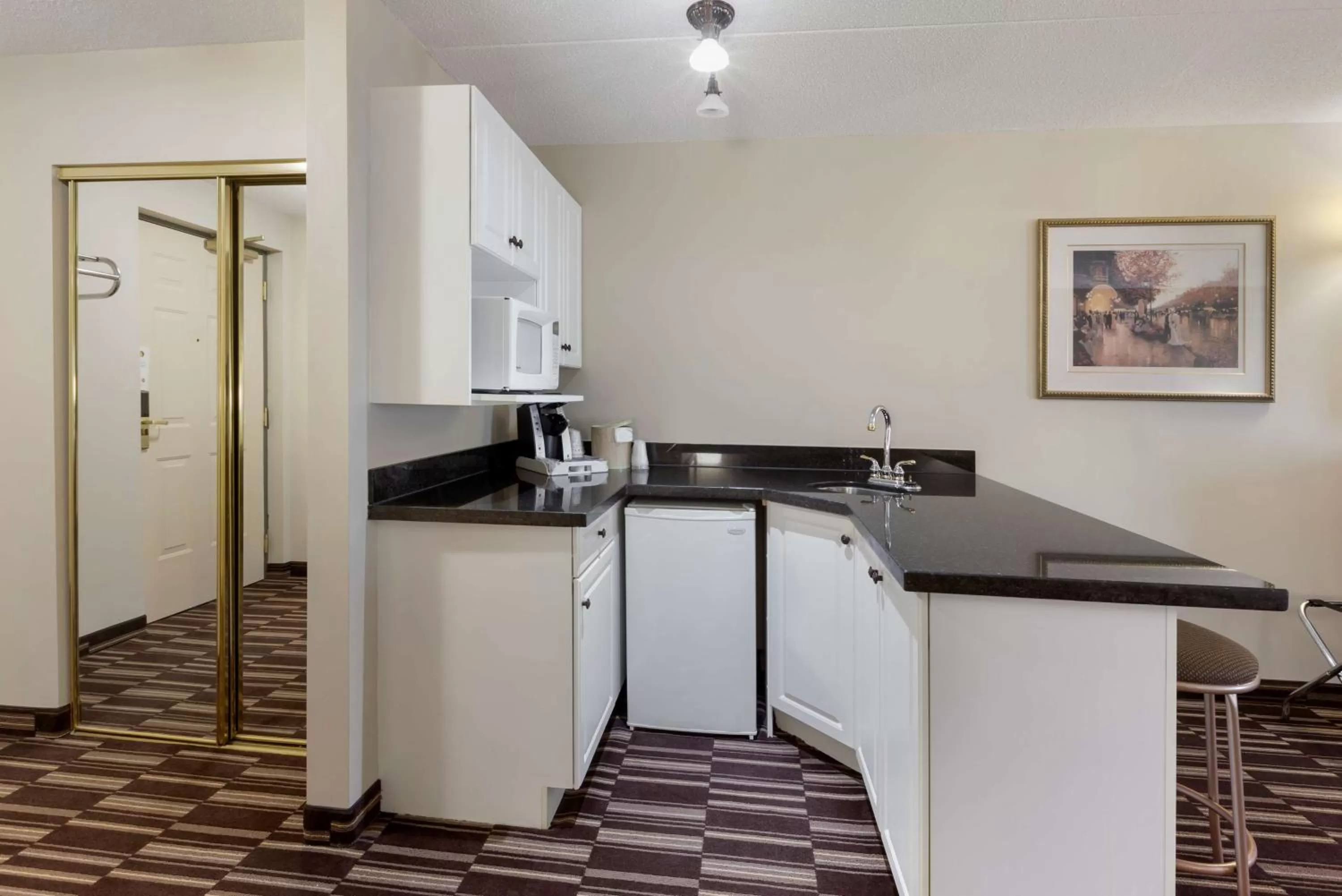 Bedroom, Kitchen/Kitchenette in Best Western Plus Orillia Hotel