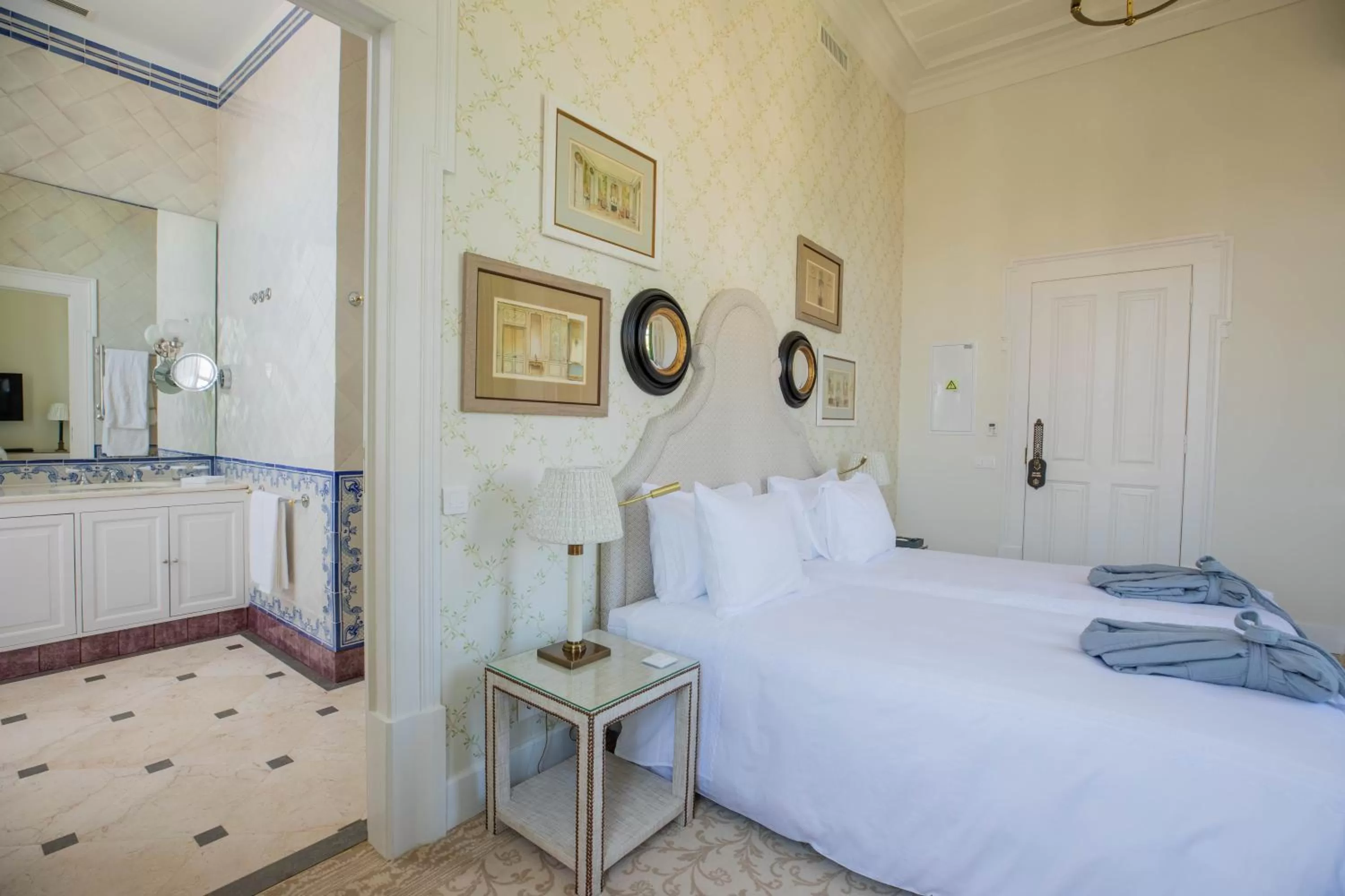 Bathroom, Bed in Estoril Vintage Hotel