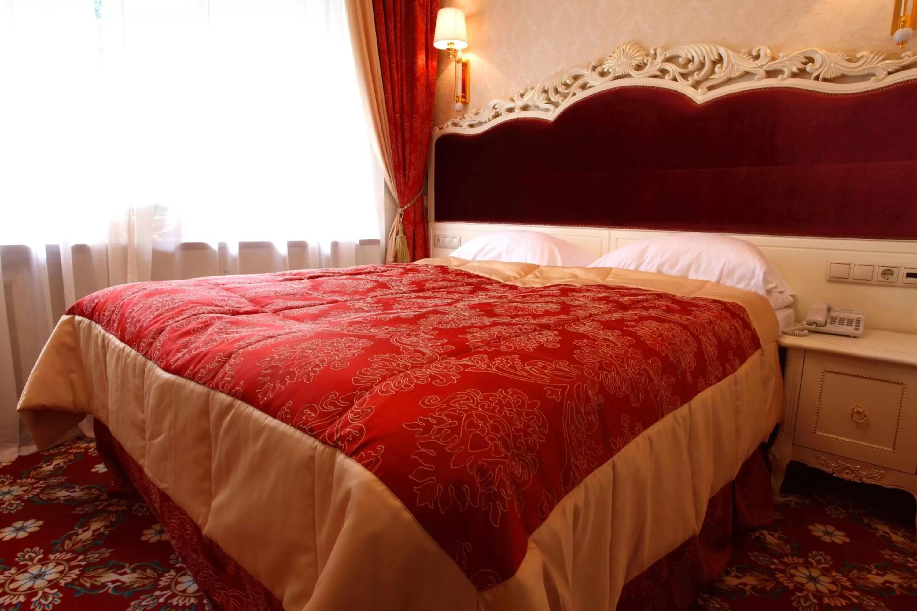 Bed in Royal Olympic Hotel