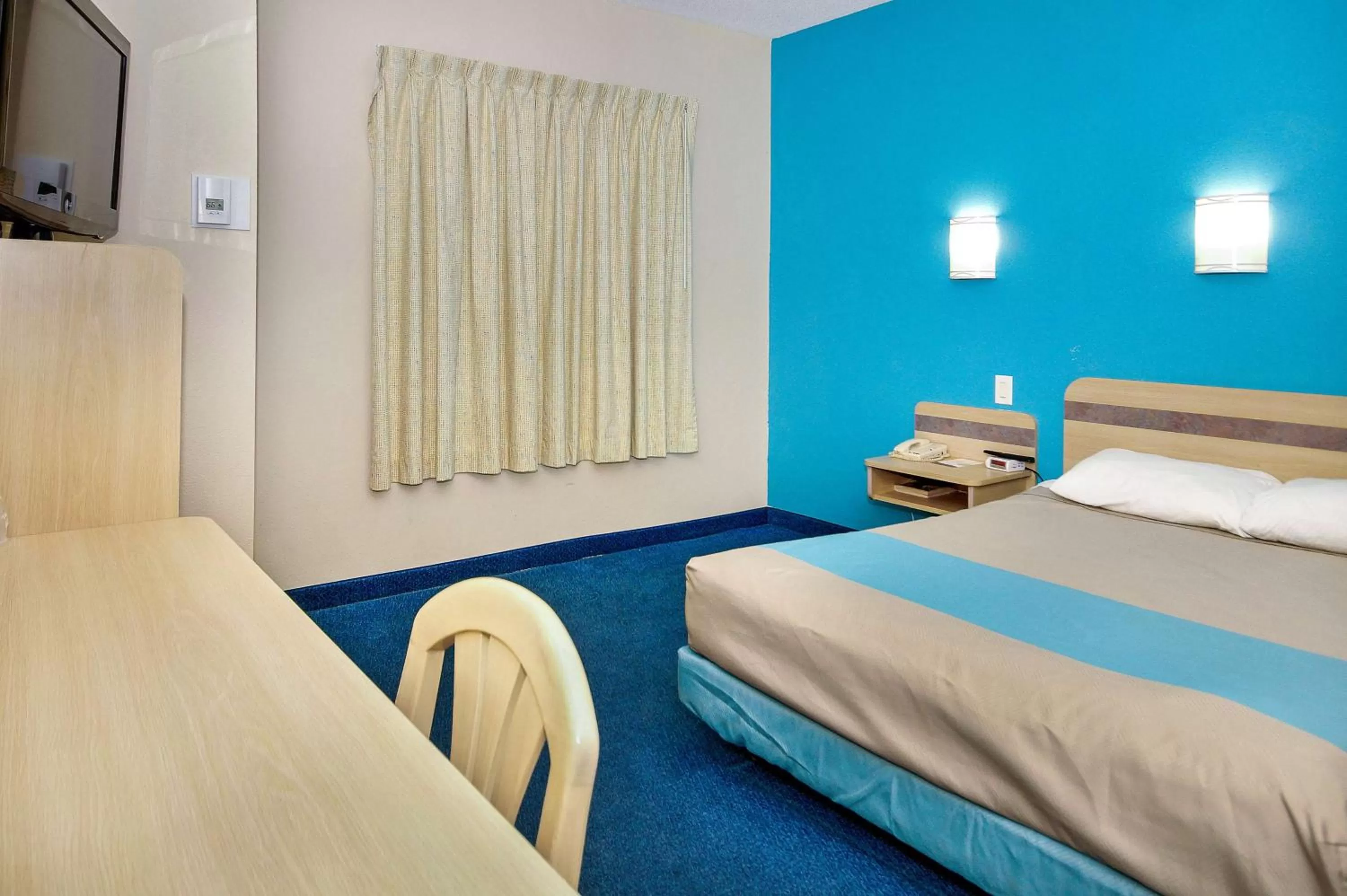 TV and multimedia, Bed in Motel 6-Peterborough, ON