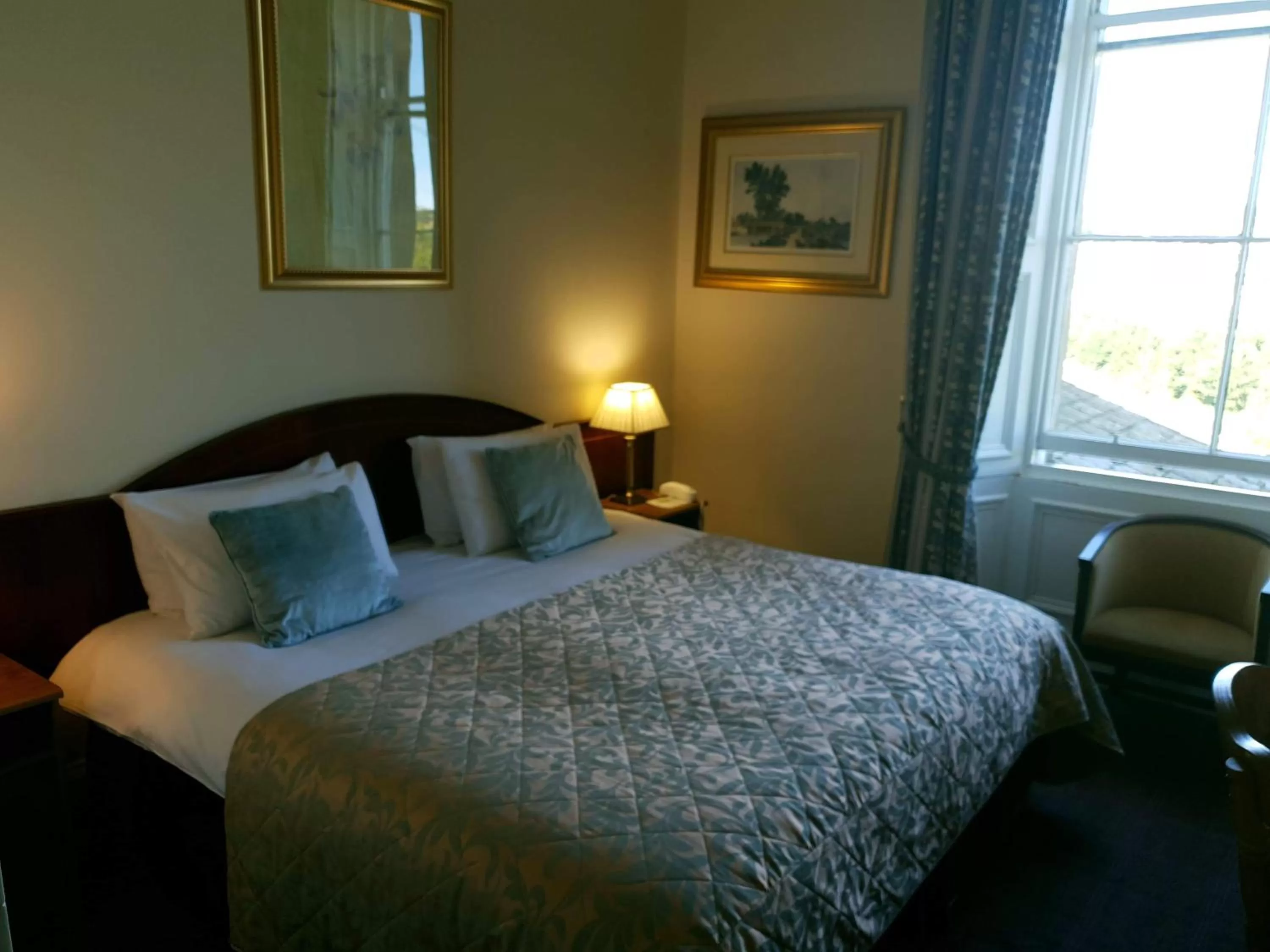 Bed in Mansfield House Hotel