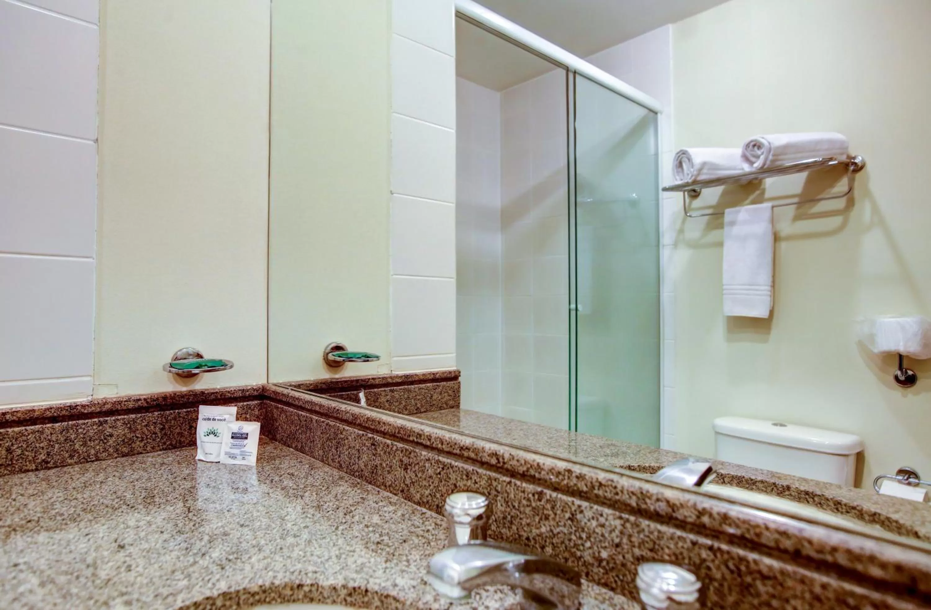 Bathroom in eSuítes Congonhas by Atlantica