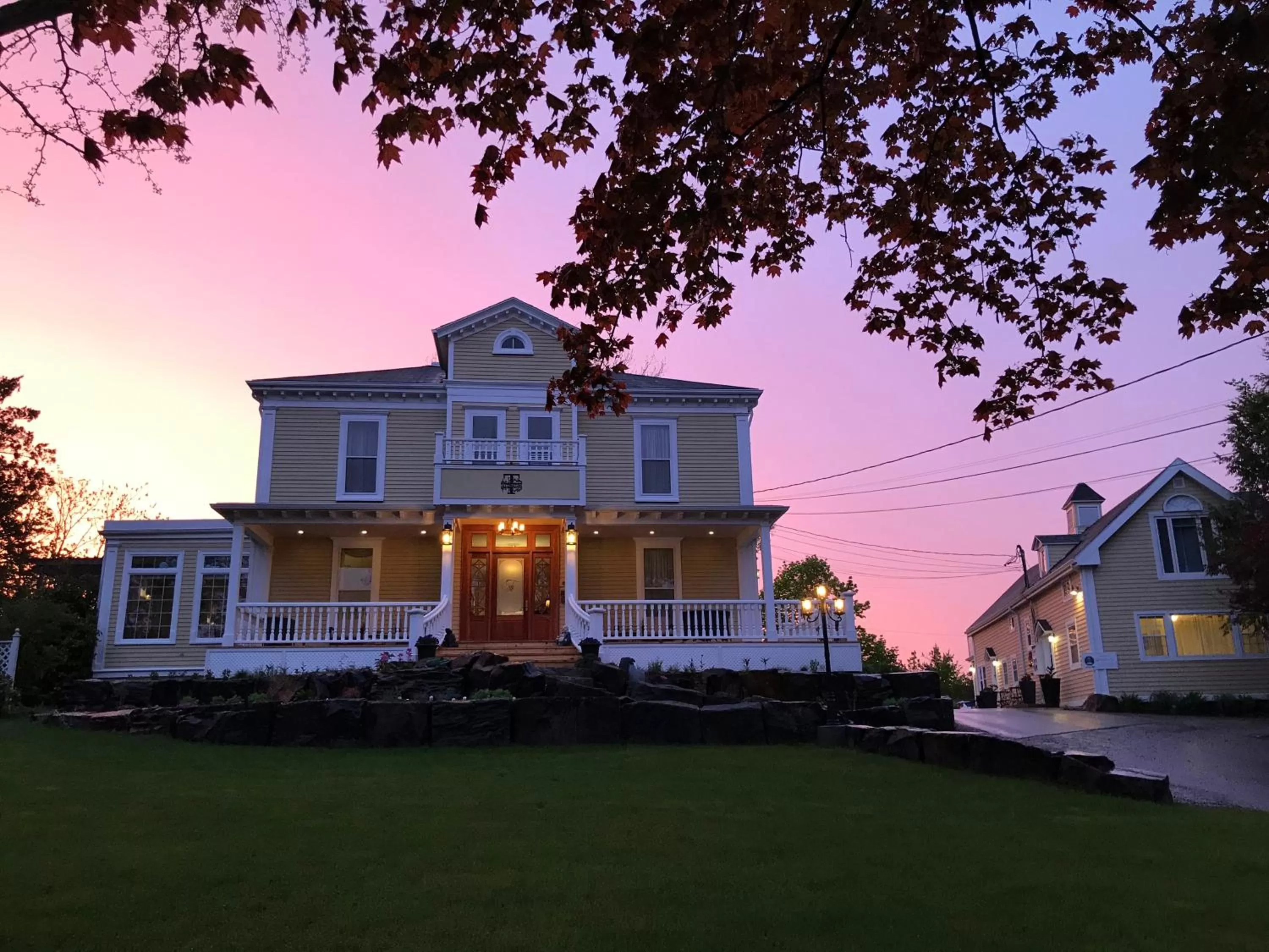 Property building in Tattingstone Inn