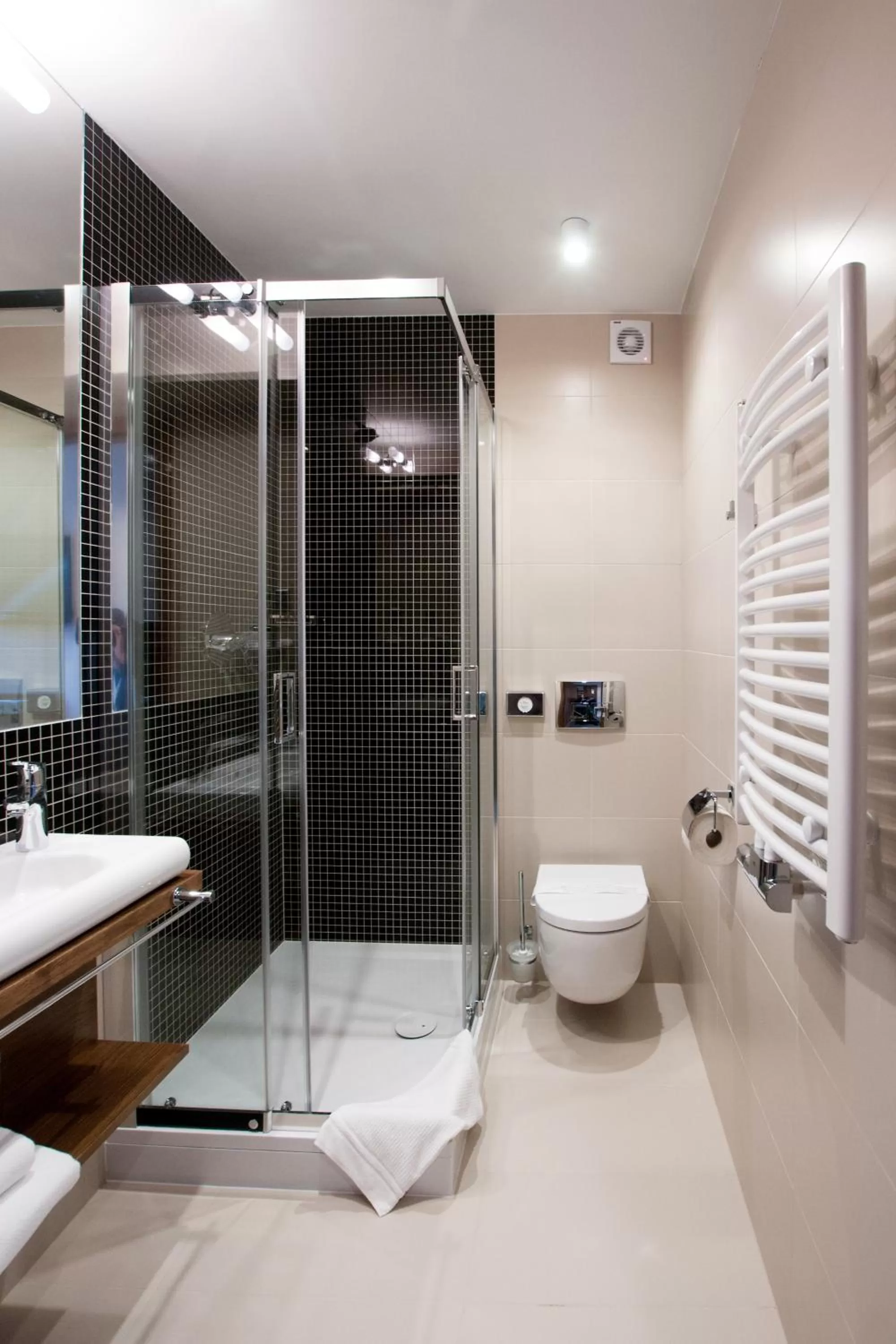 Photo of the whole room in Hotel Gem