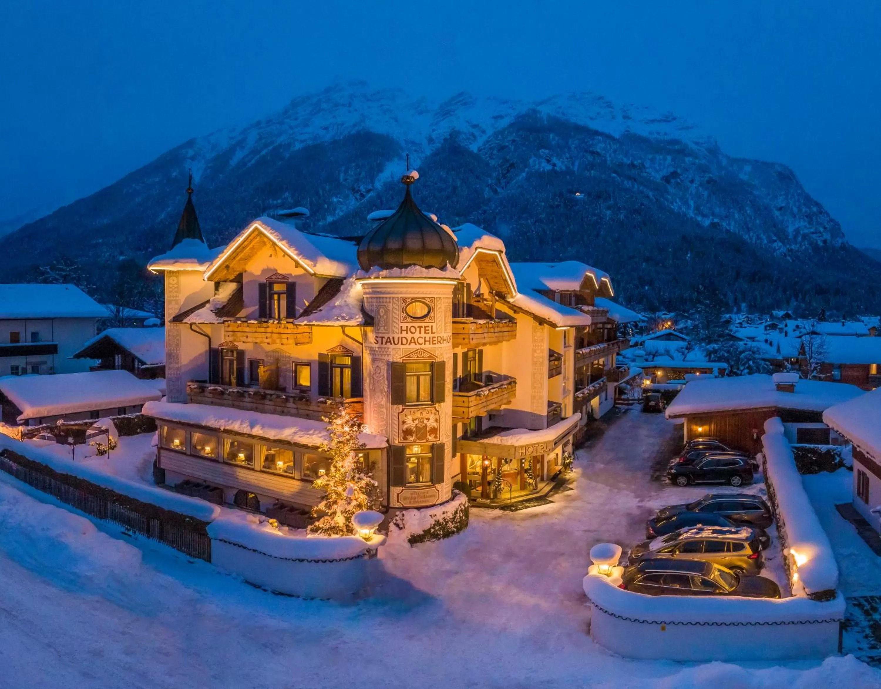 Facade/entrance in Staudacherhof in Garmisch-Partenkirchen I Blick aufs Zugspitzmassiv I einzigartige Bayurvida Küche