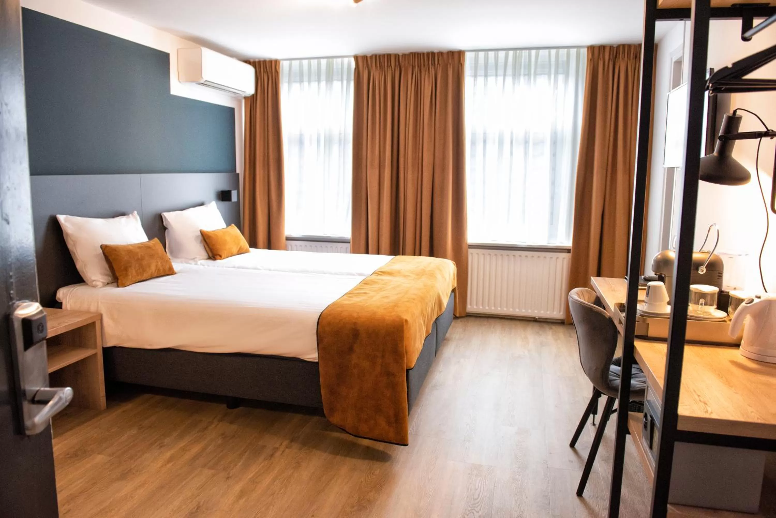 Bed in Hotel et le Cafe de Paris