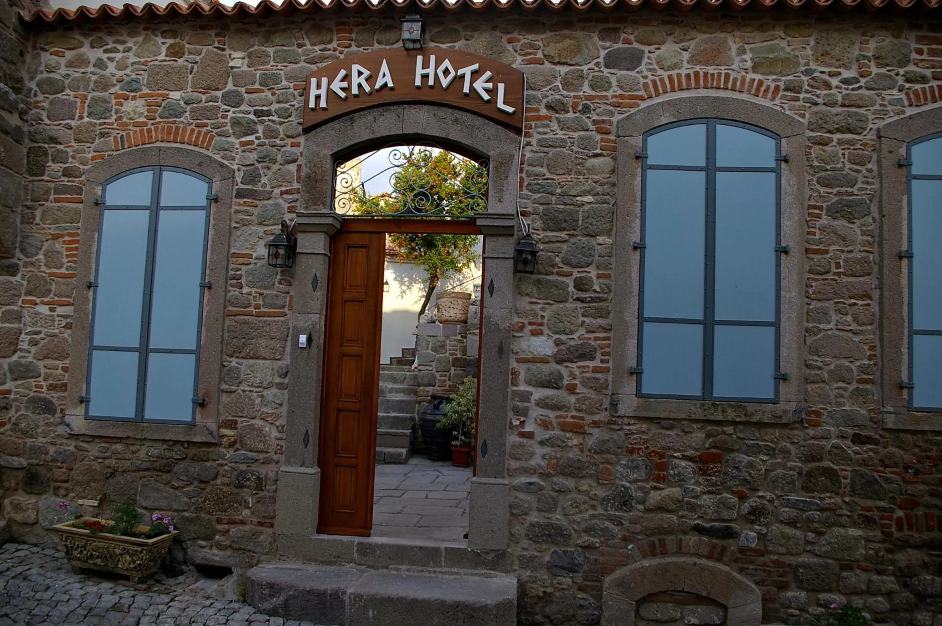Facade/entrance in Hera Hotel