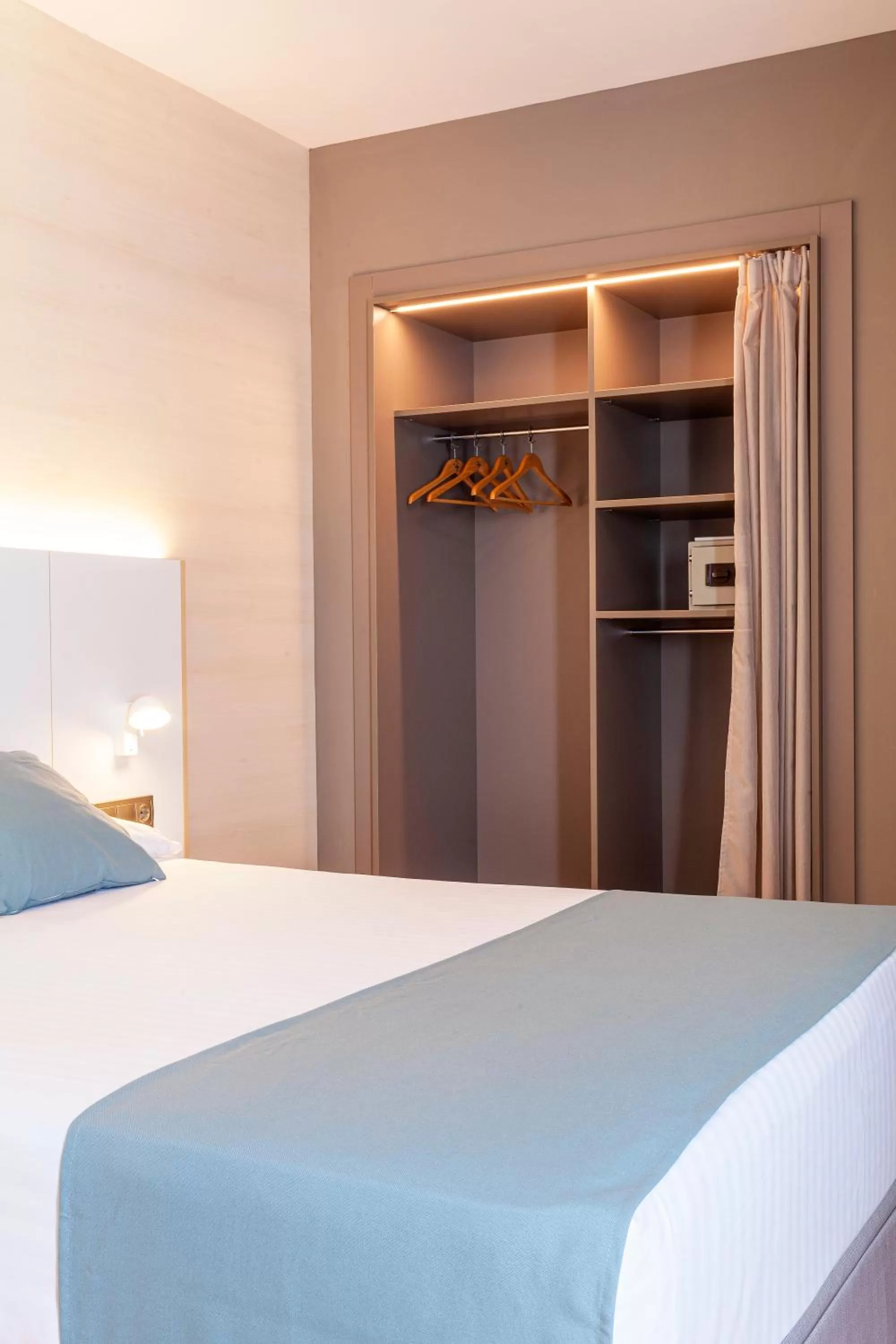 safe, Bed in Hotel Olympia Valencia