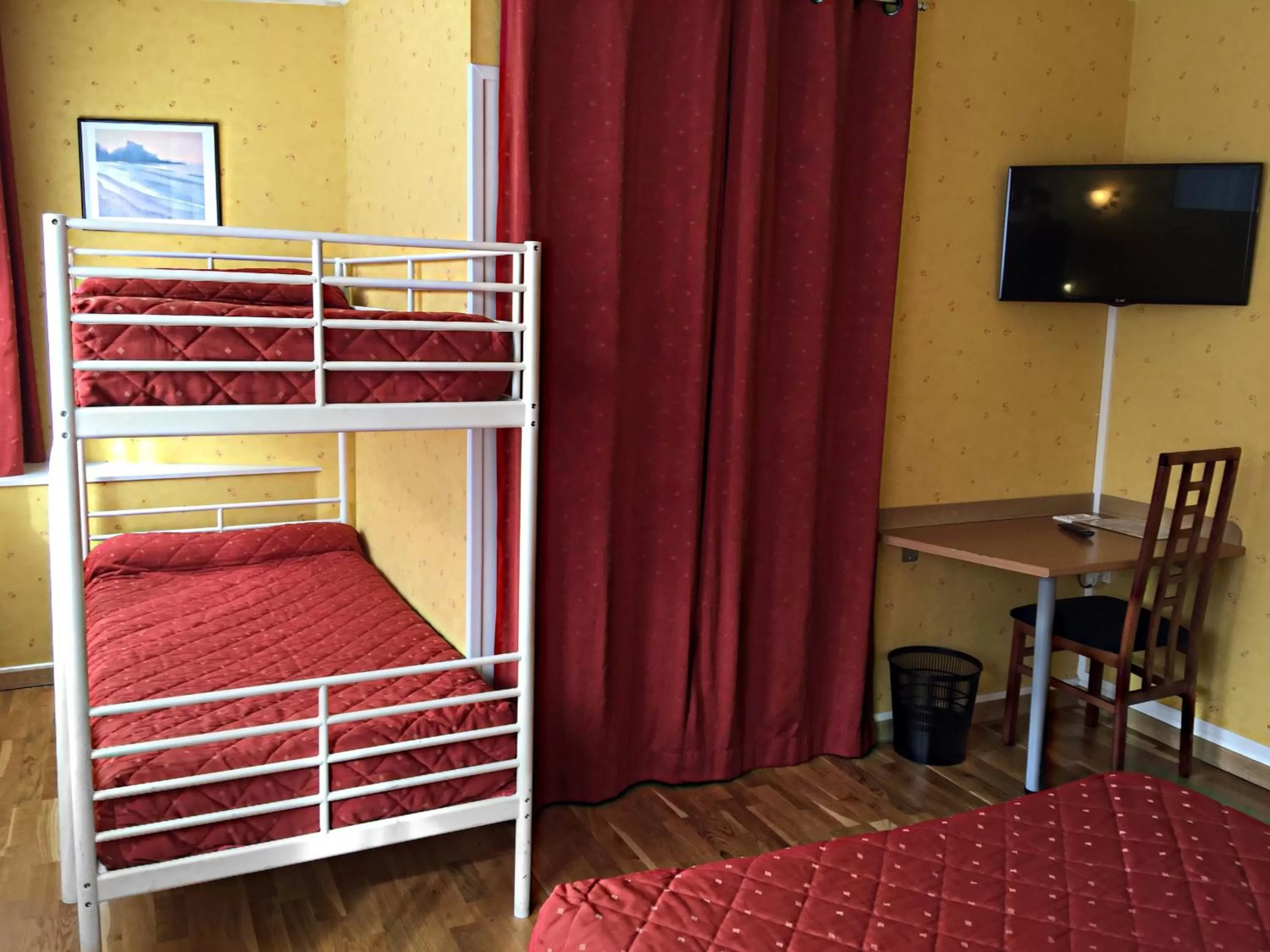 bunk bed, Bed in Hotel Saint-Aignan