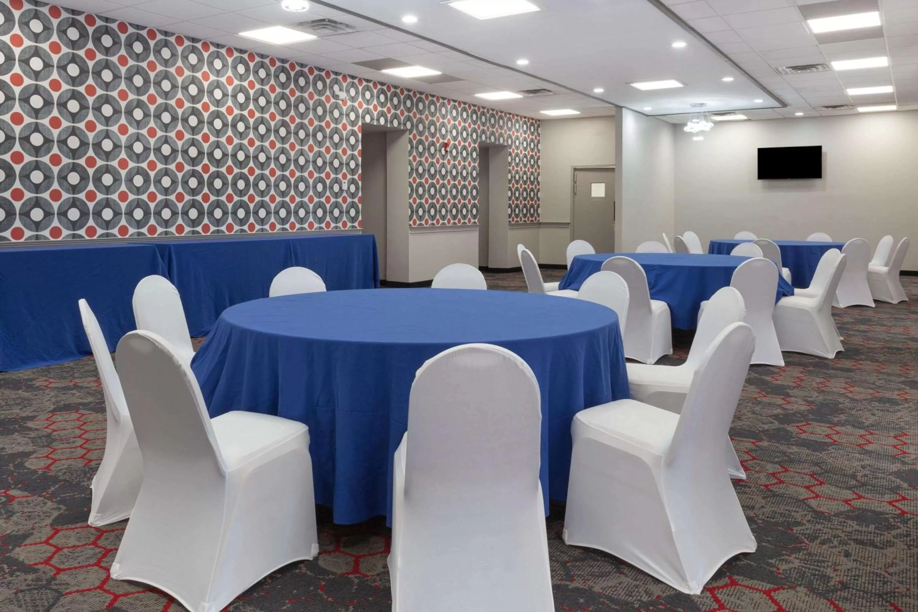 Restaurant/places to eat in Ramada by Wyndham Hartford North - Bradley Airport