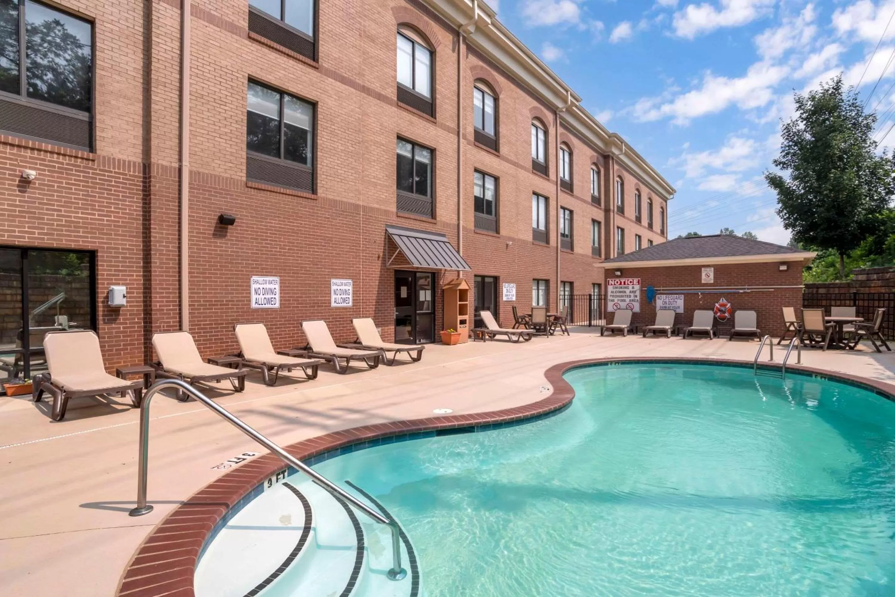 Swimming pool in Comfort Suites At WestGate Mall