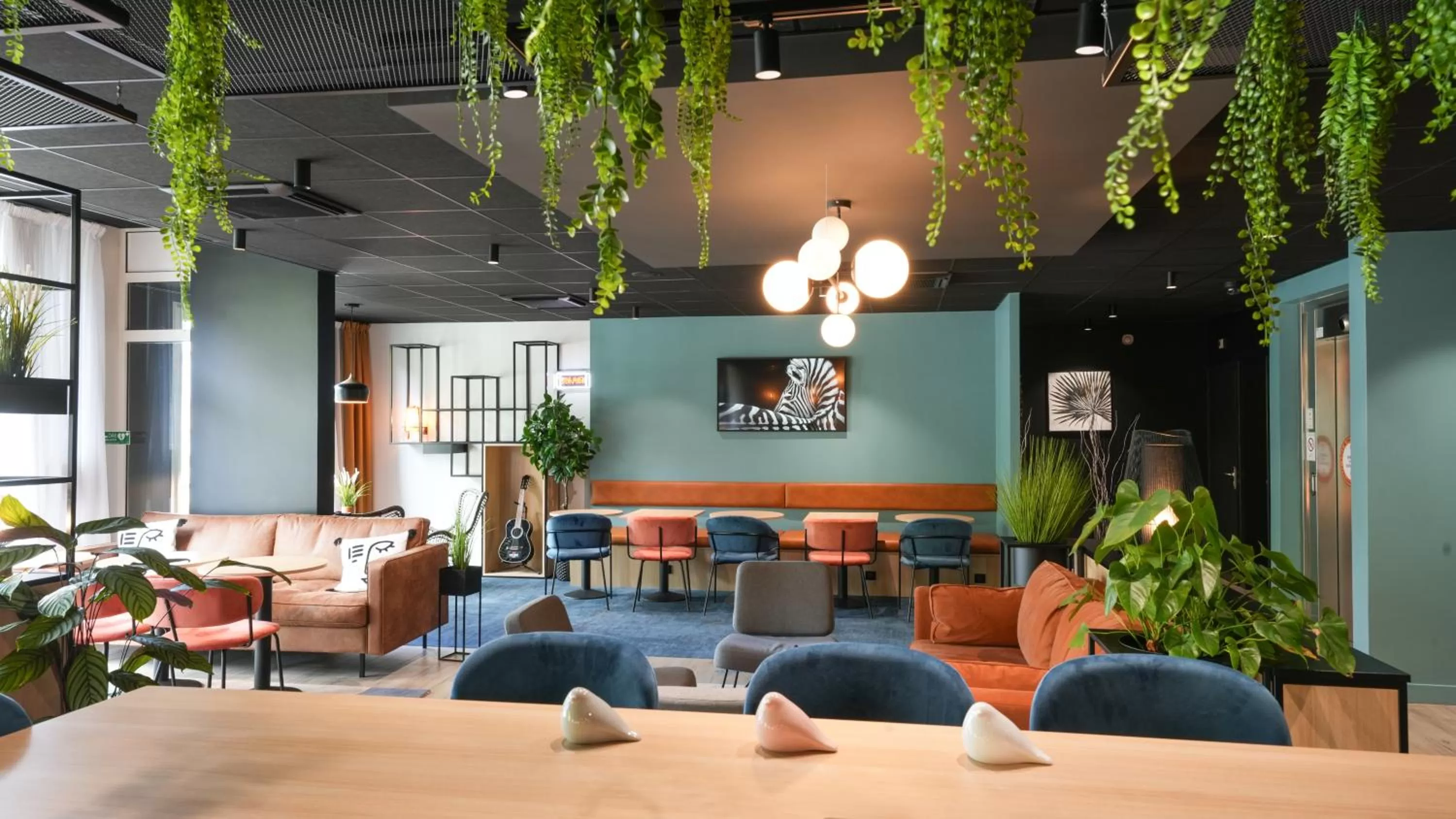 Lounge or bar in Ibis Vitré Centre