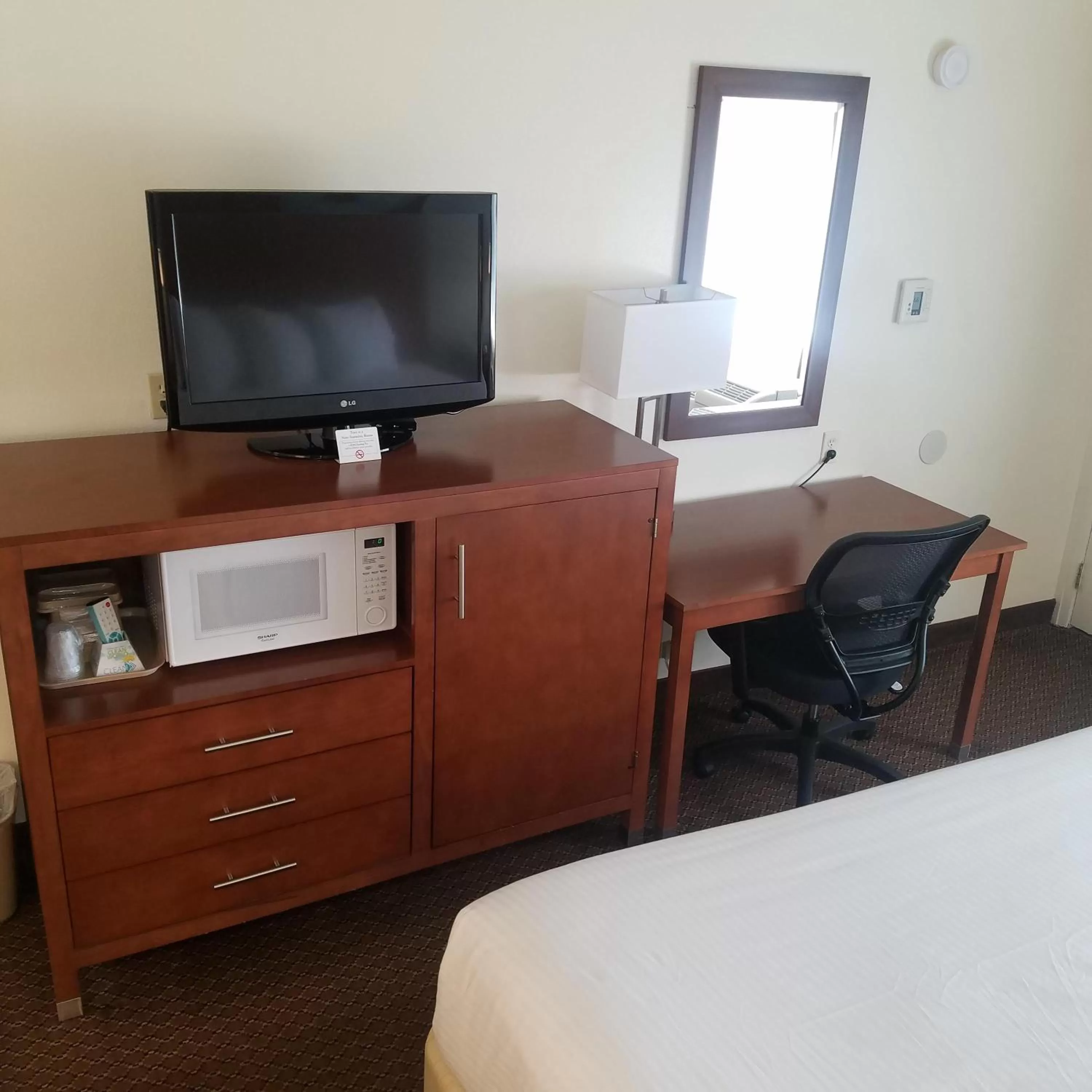 Bedroom, Bed in SureStay Hotel by Best Western Hollister