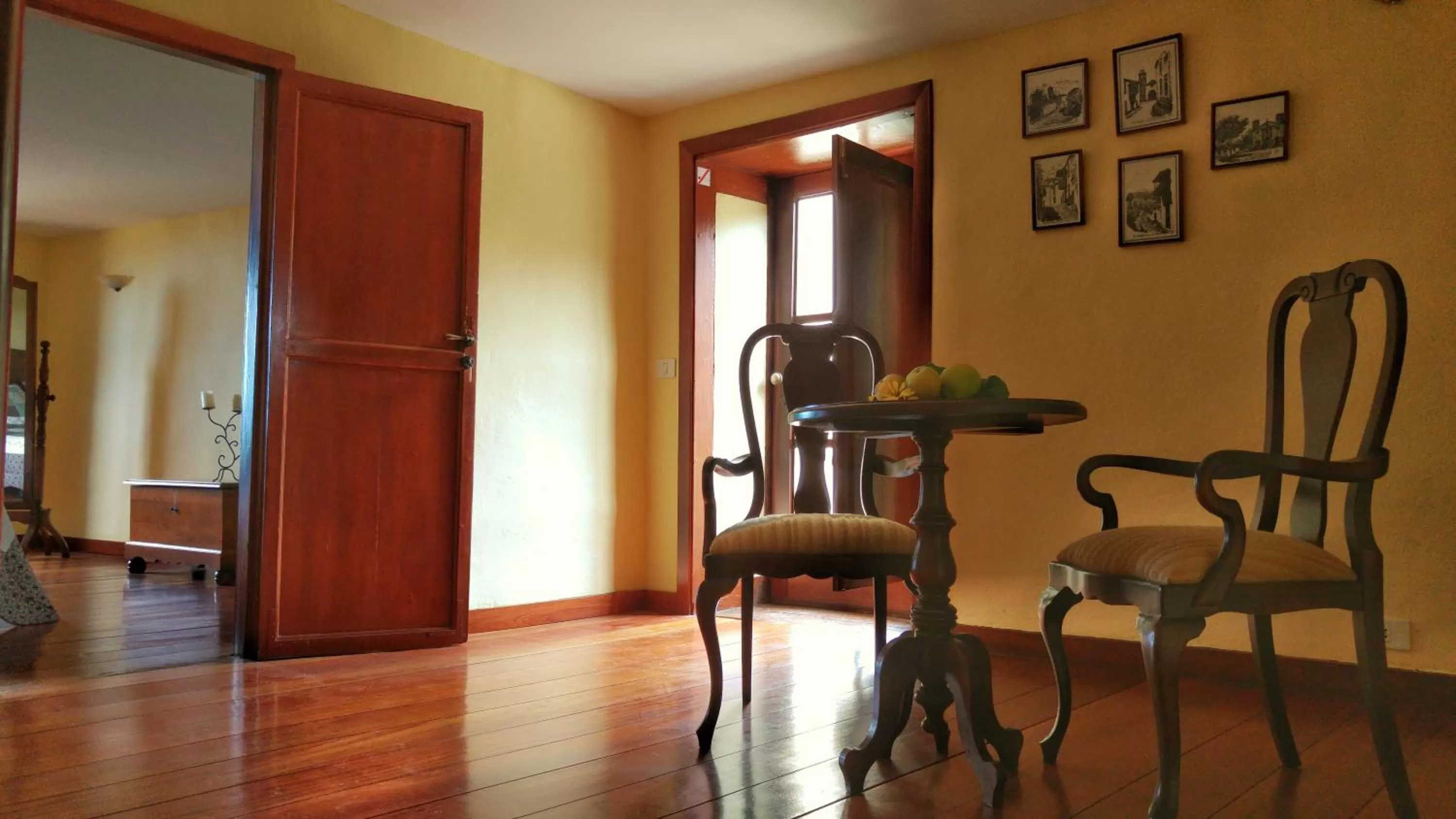 Seating area in Hotel Rural La Raya 1866