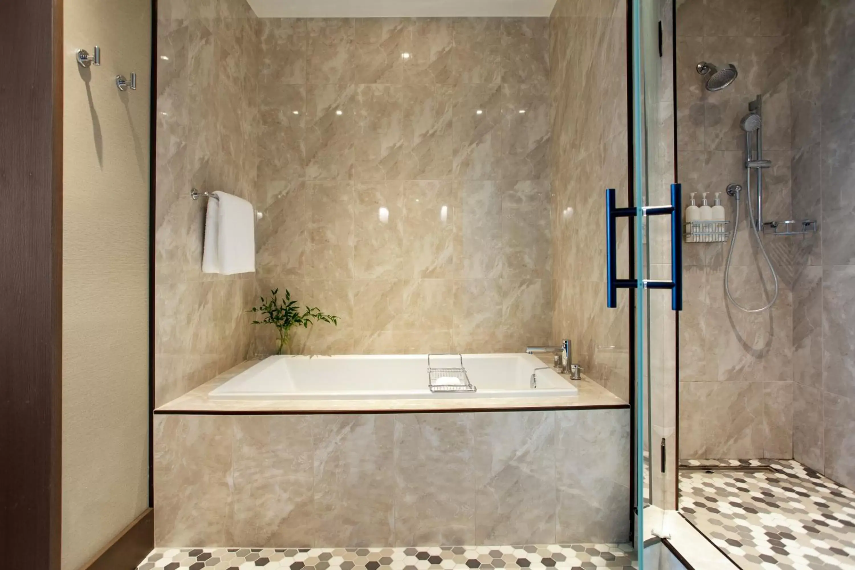 Luxury King Suite with Mountain View in Kimpton Hotel Arras by IHG Luxury King Suite with Mountain View in Kimpton Hotel Arras by IHG