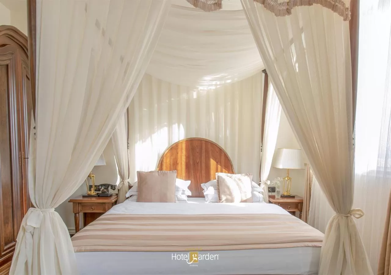 Bedroom, Bed in Hotel Garden