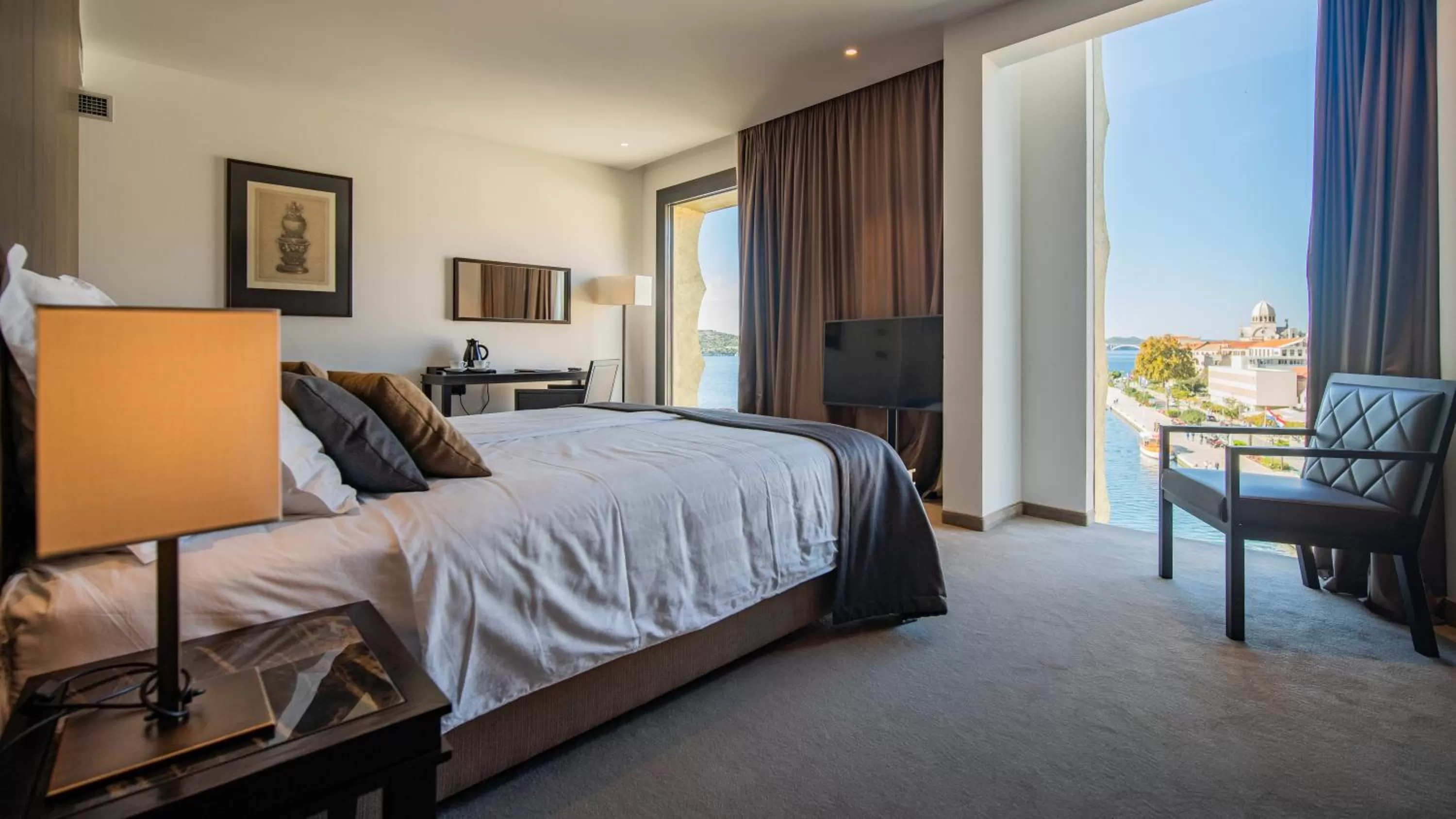 View (from property/room), Bed in Bellevue Superior City Hotel