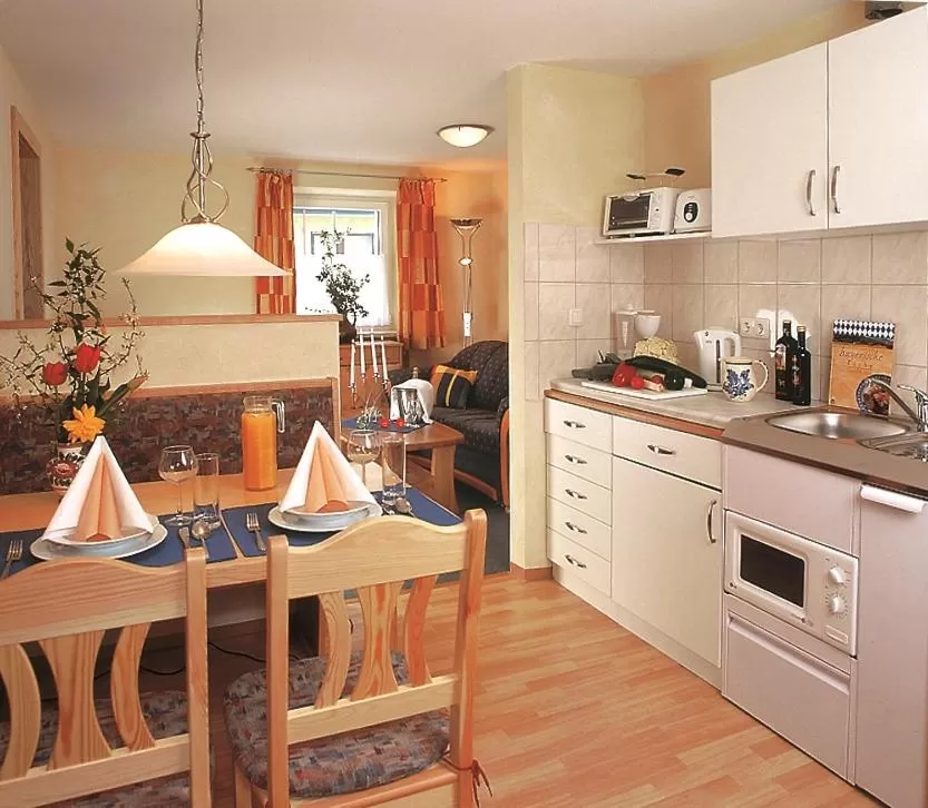 Kitchen or kitchenette, Restaurant/Places to Eat in Gasthof Hotel Reif