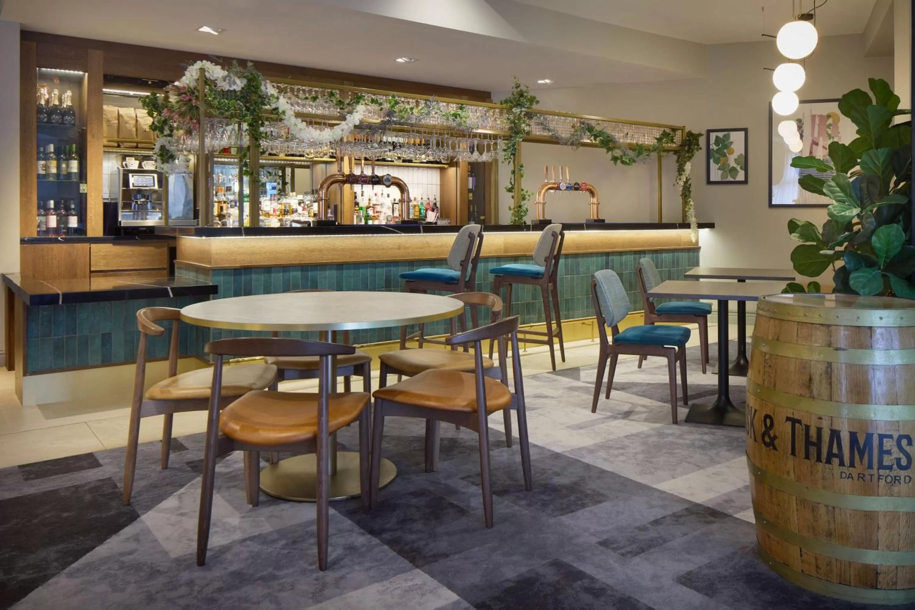 Lounge or bar in DoubleTree by Hilton Dartford Bridge