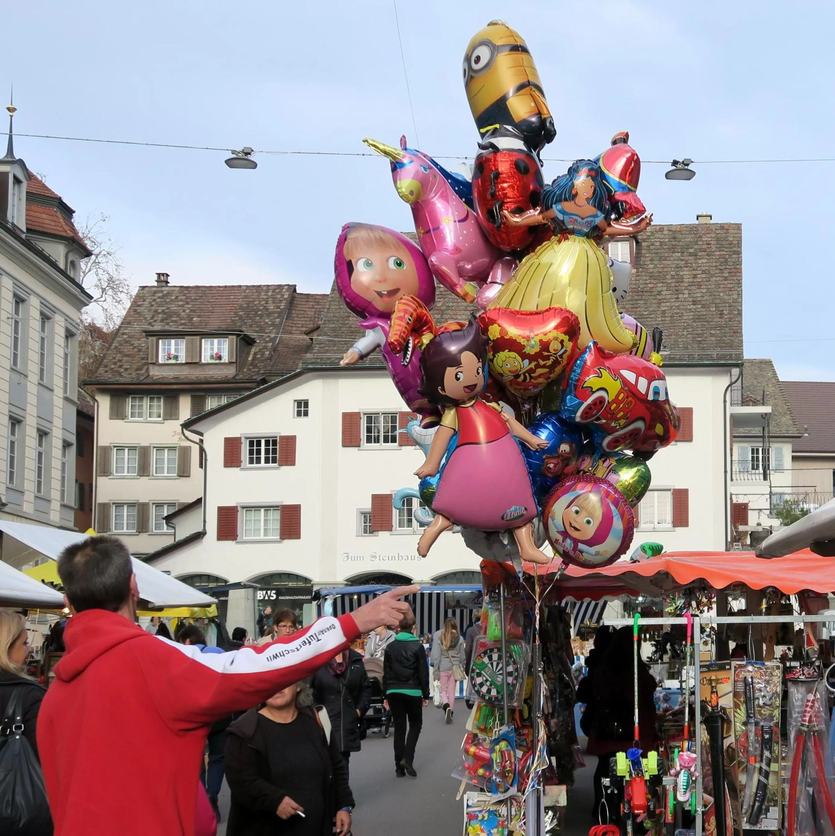 Neighbourhood, Guests in Gasthof Eisenbahn