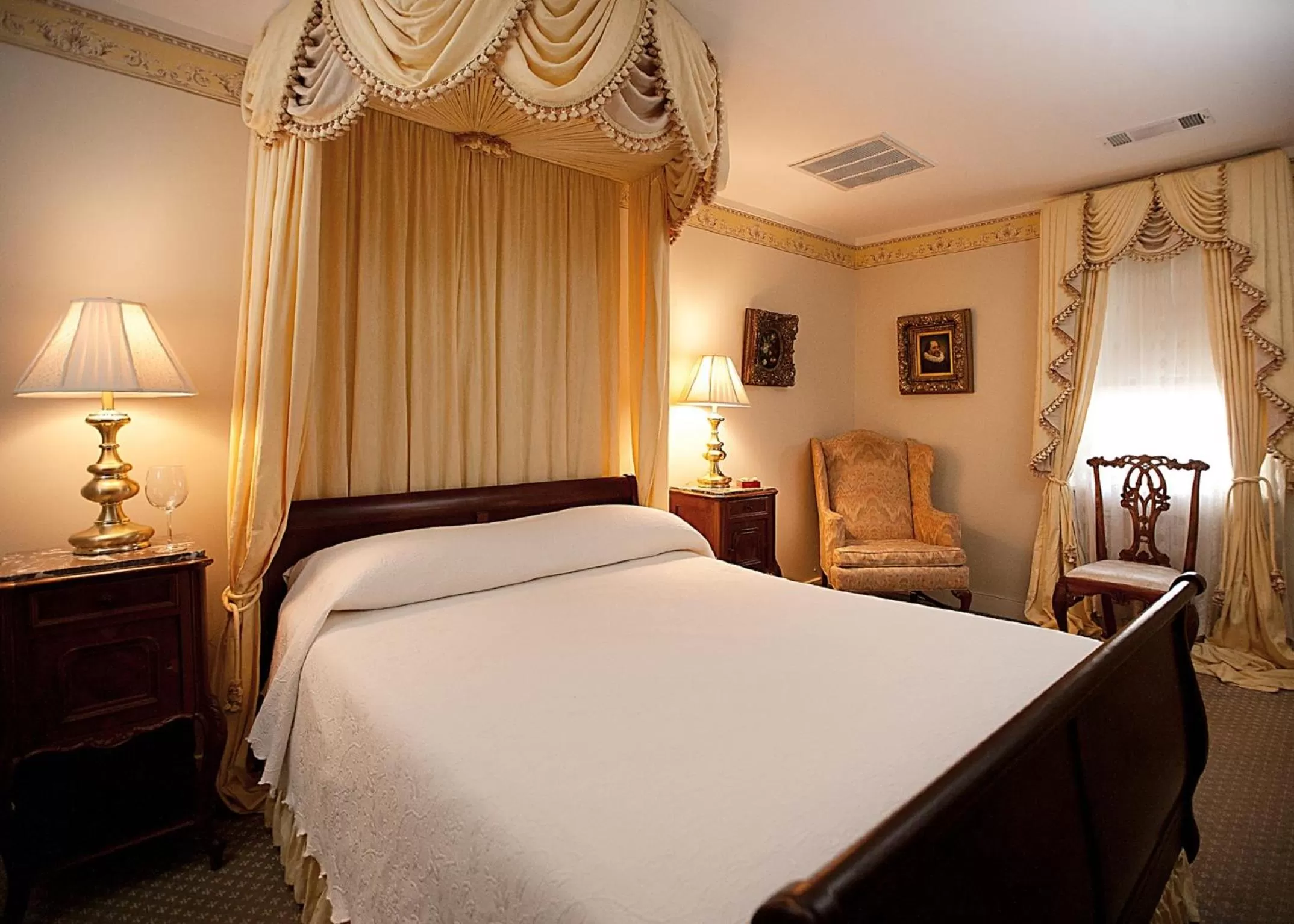 Bedroom, Bed in Monmouth Historic Inn