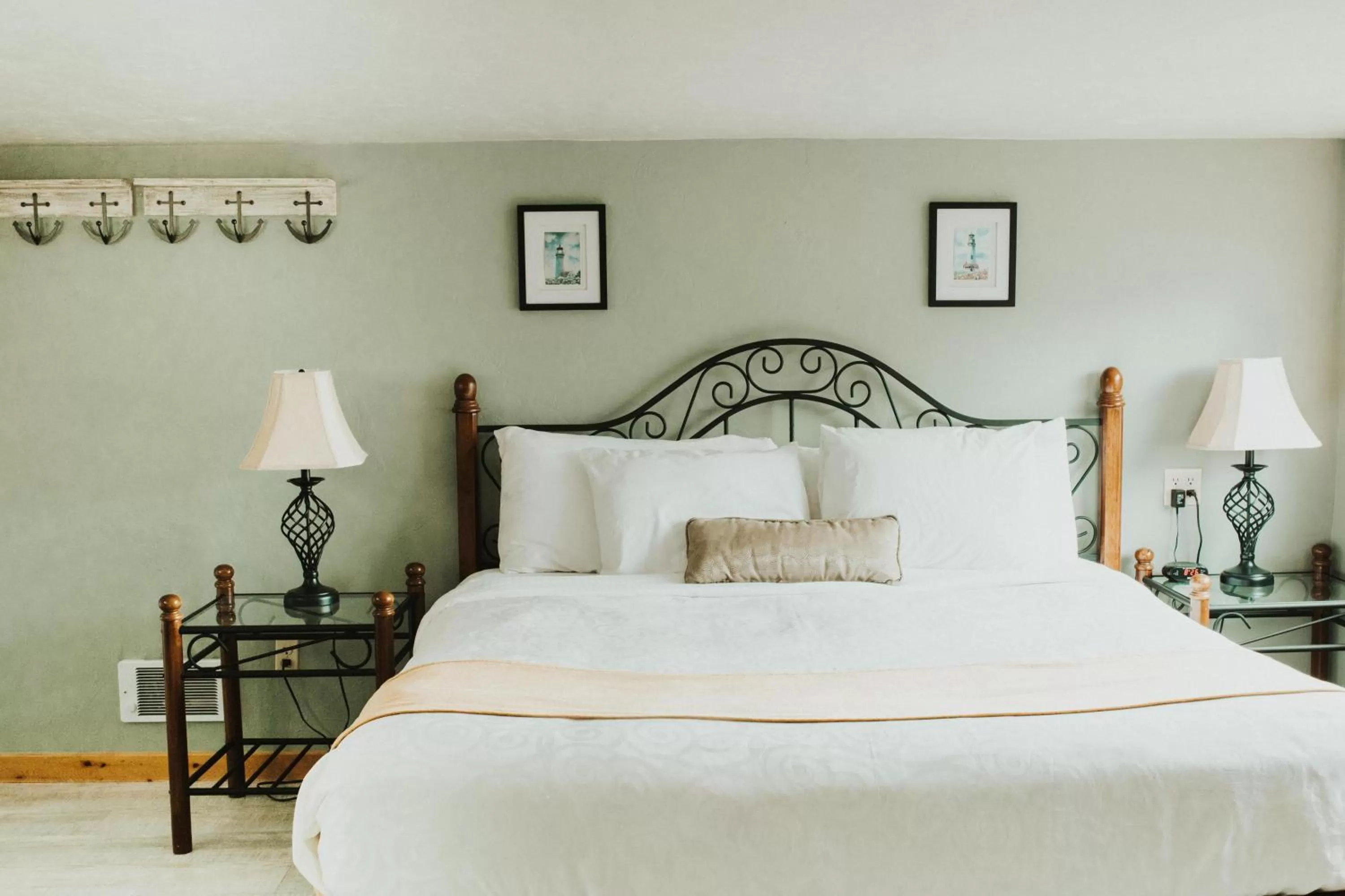 Bed in Nye Beach Cottages