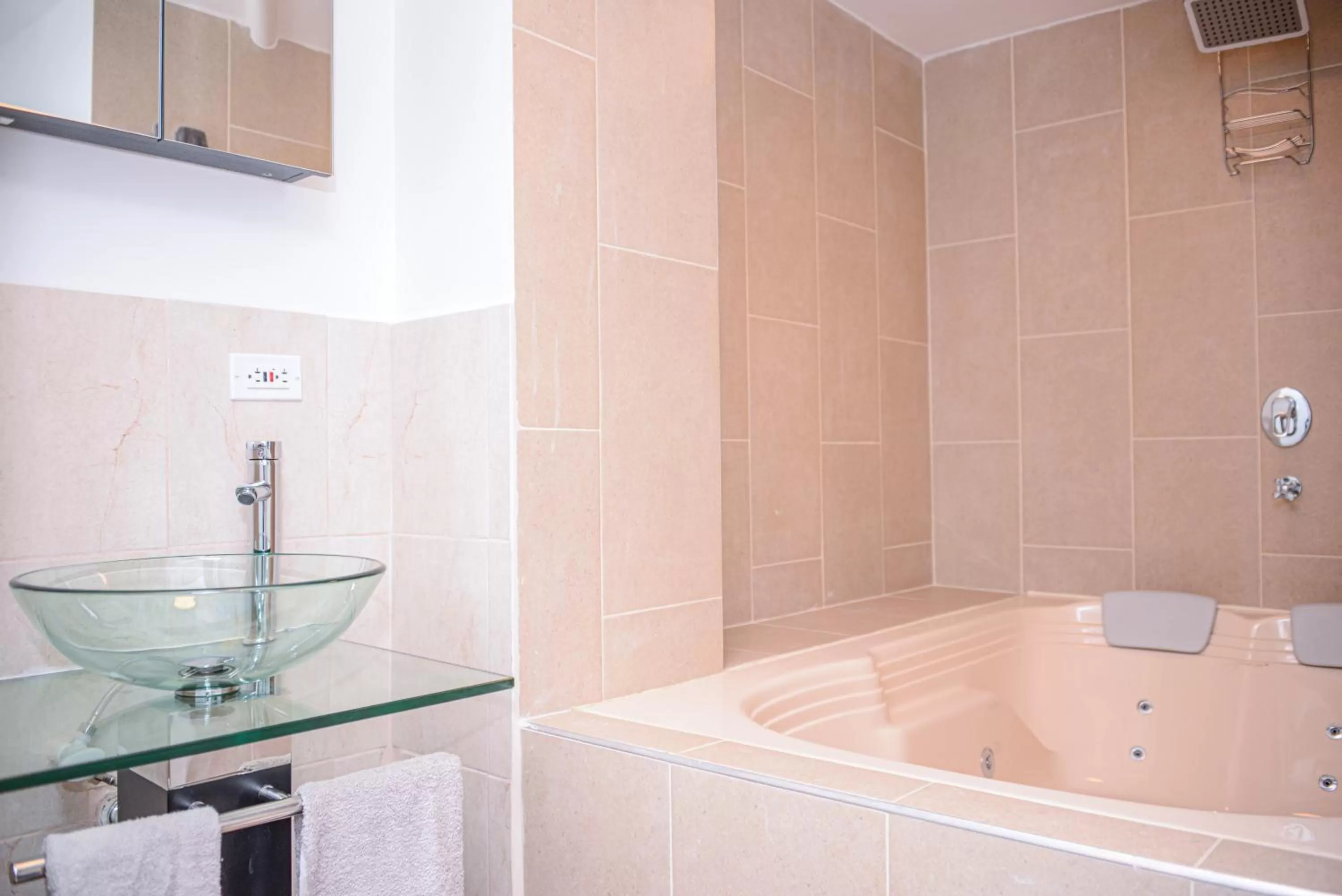 Hot Tub, Bathroom in Miracle