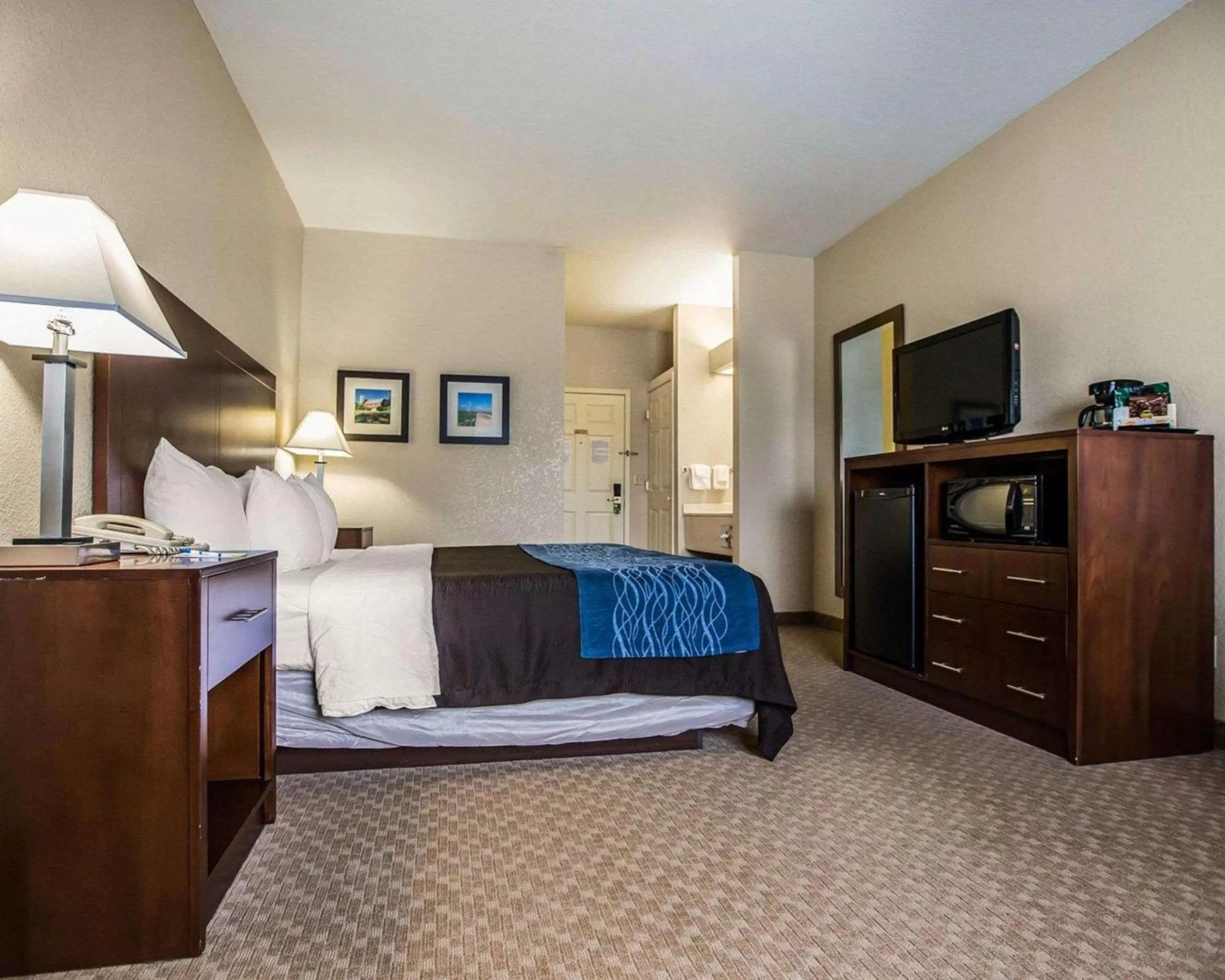 Photo of the whole room, Bed in Quality Inn & Suites Dixon near I-88