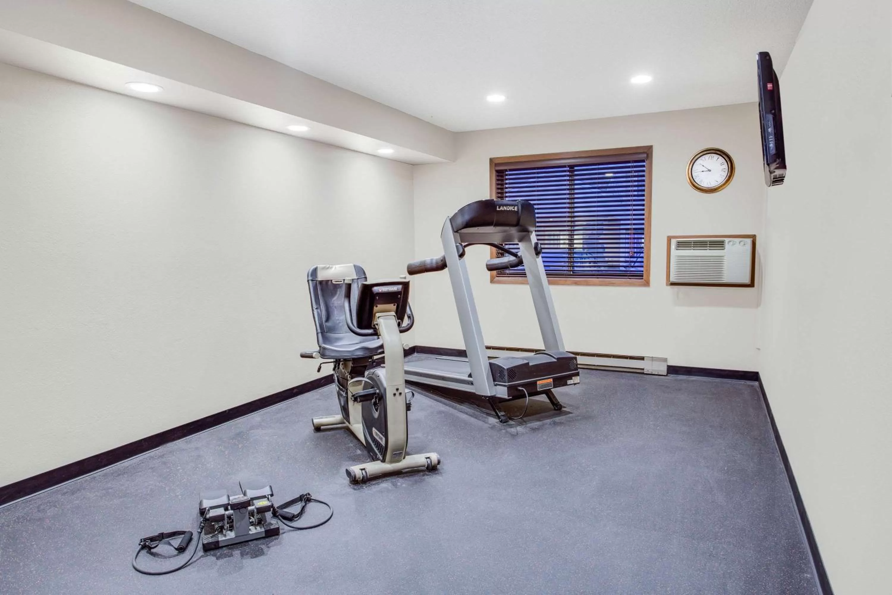 Fitness centre/facilities in Super 8 by Wyndham Green Bay Near Stadium