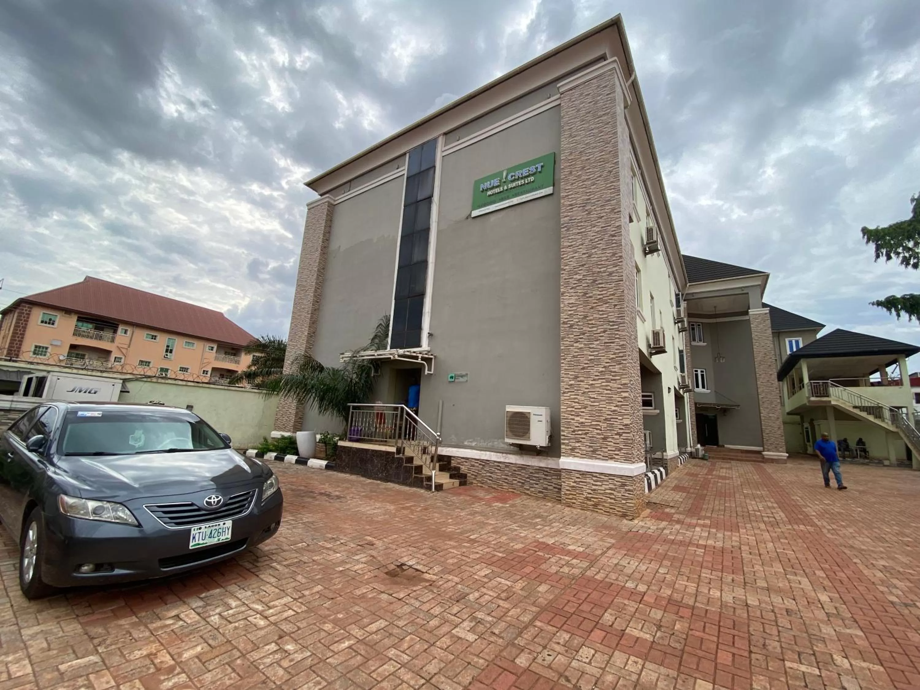 Nue-Crest Hotels & Suites