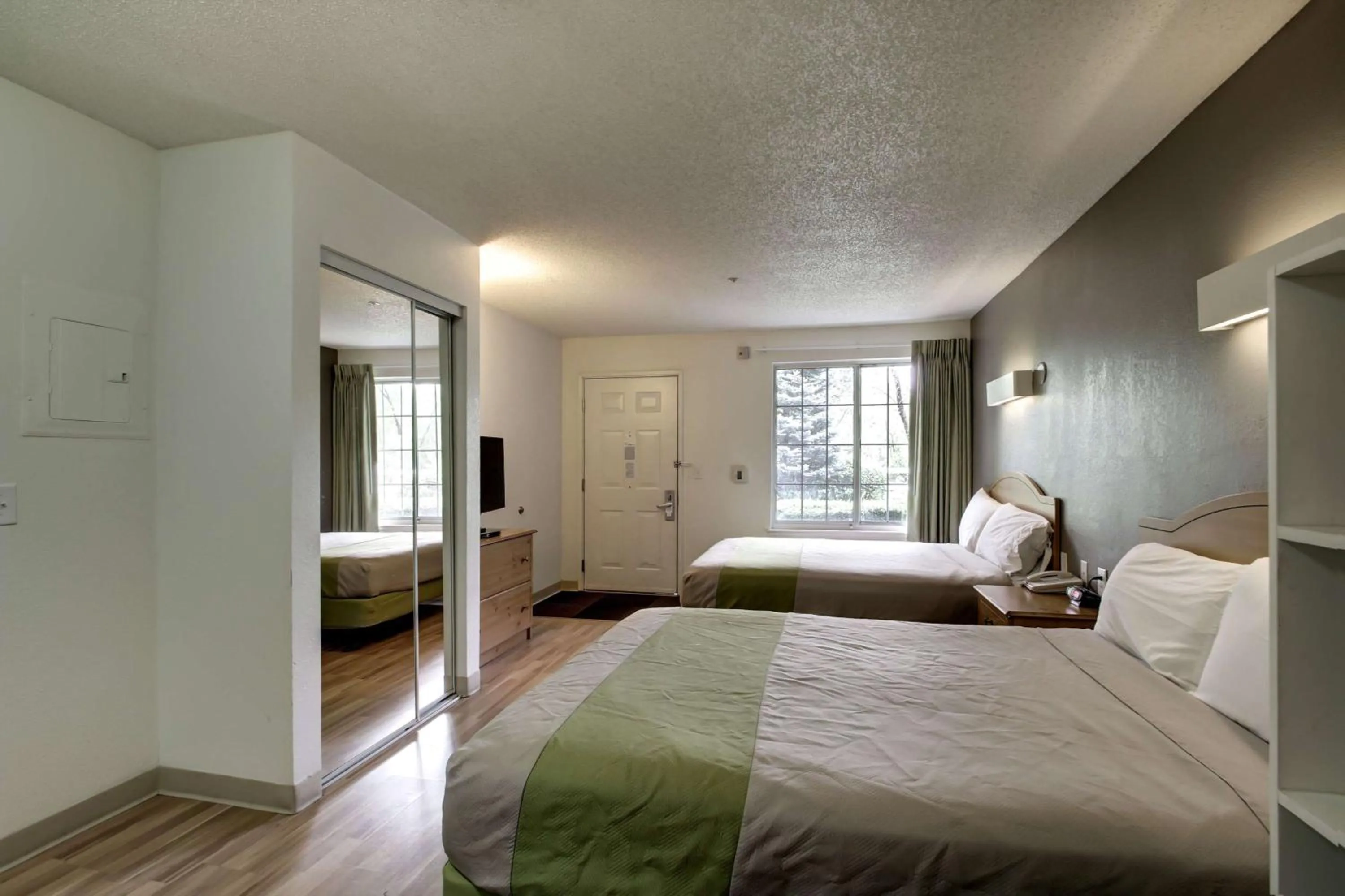 Queen Room with Two Queen Beds - Smoking in Studio 6-Murray, UT - Salt Lake City - Fort Union