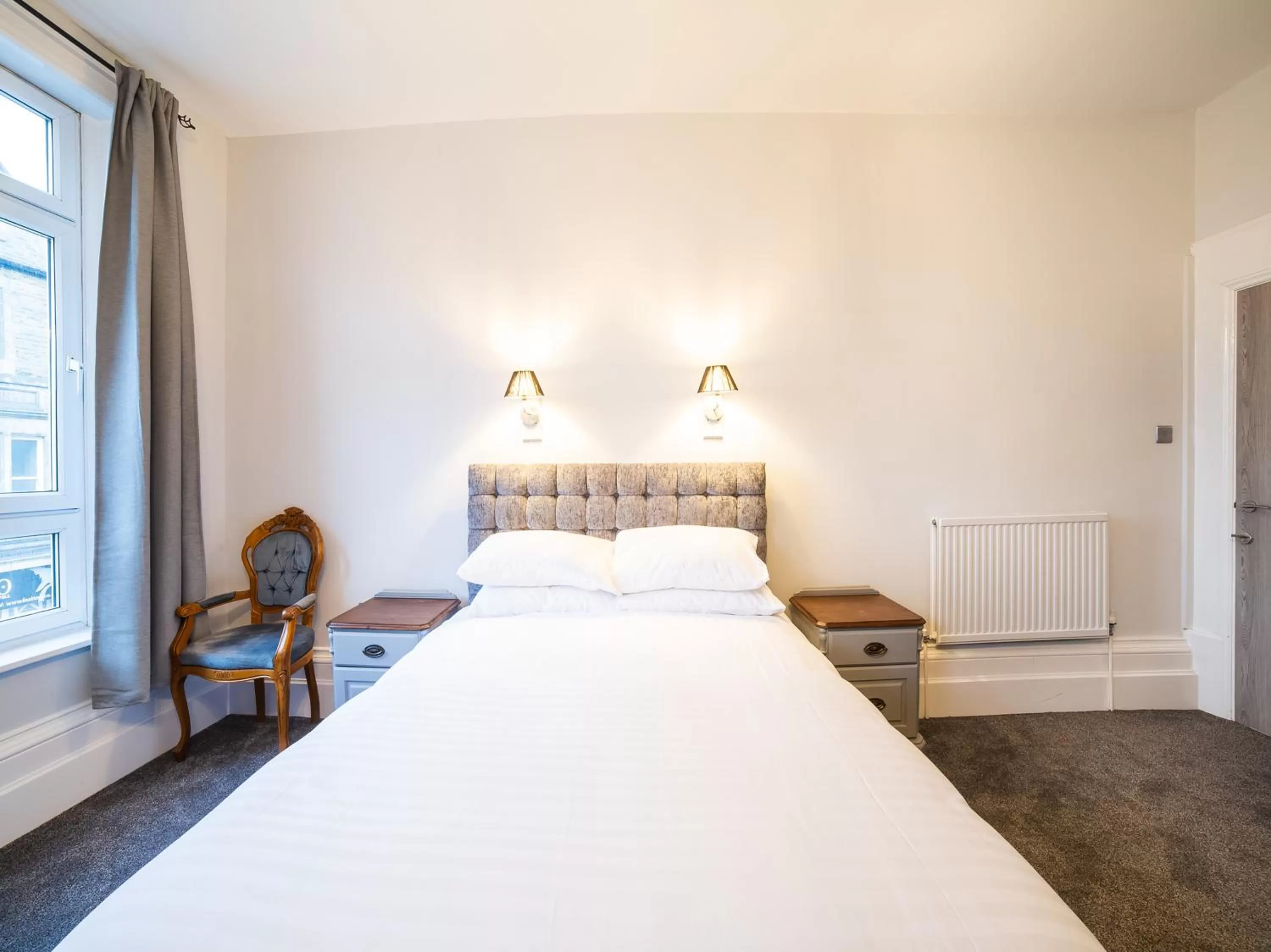 Bedroom, Bed in Churchill's Hotel