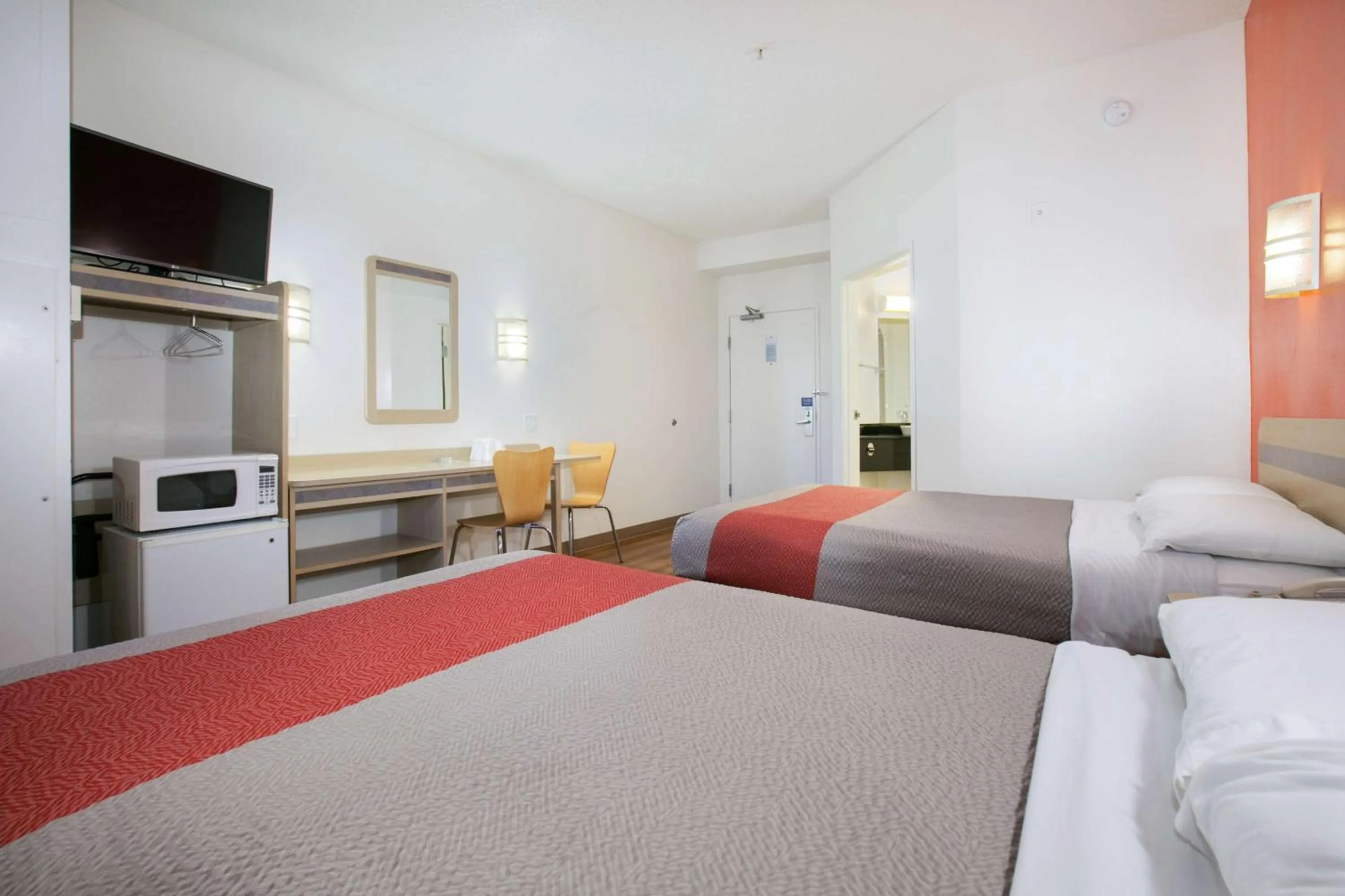 Bedroom, Bed in Motel 6-Brooklyn Center, MN - Minneapolis