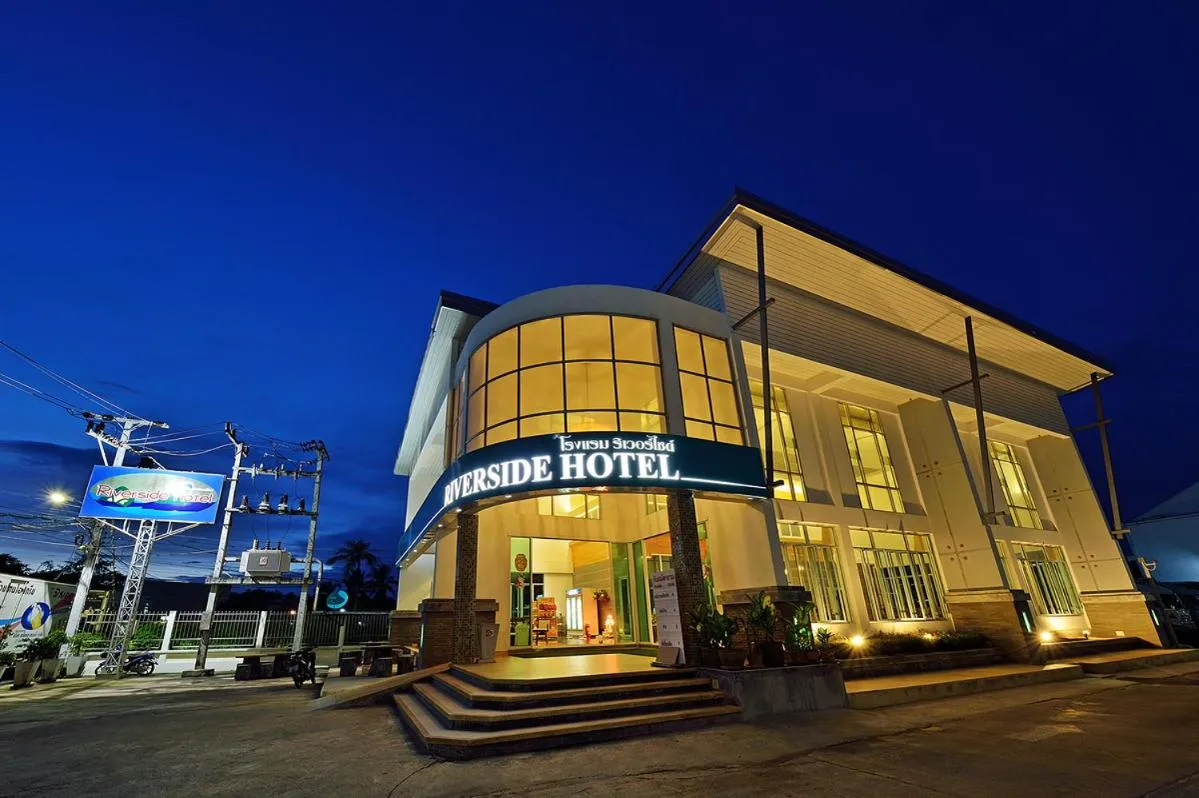 Facade/entrance in Riverside Hotel