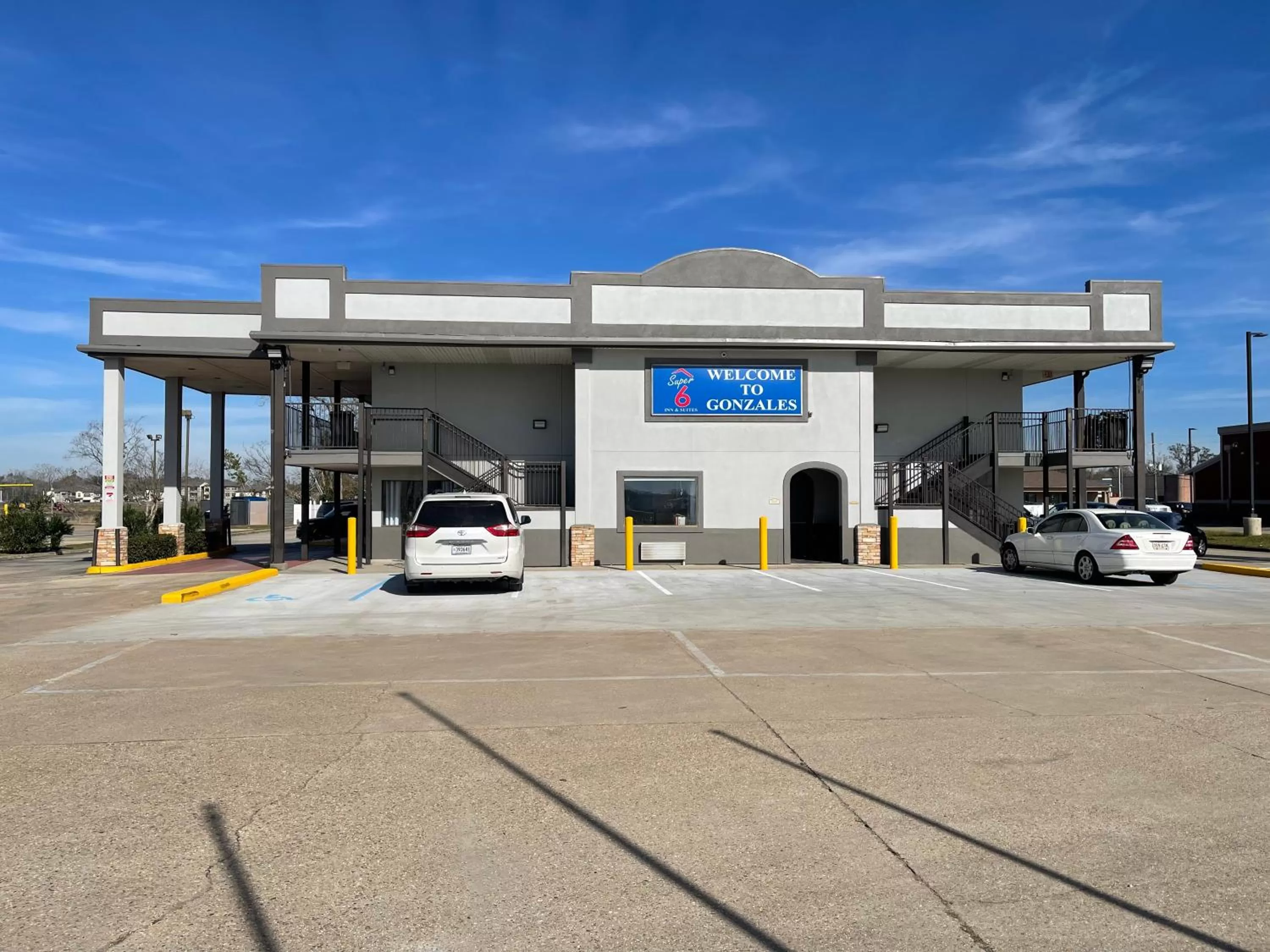 Property Building in Super 6 Inn & Suites