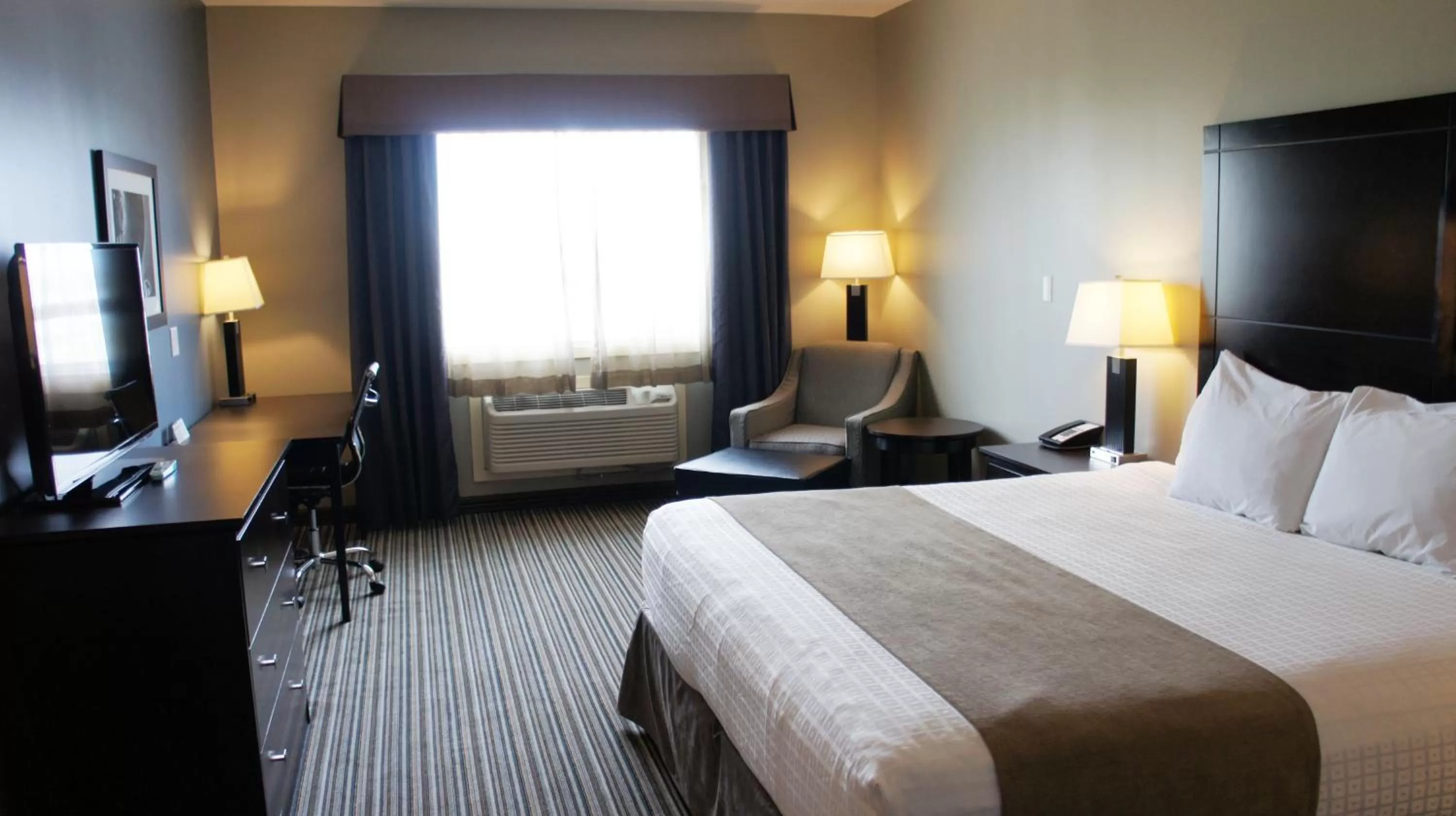 Property building, Bed in Best Western PLUS Fort Saskatchewan Inn & Suites