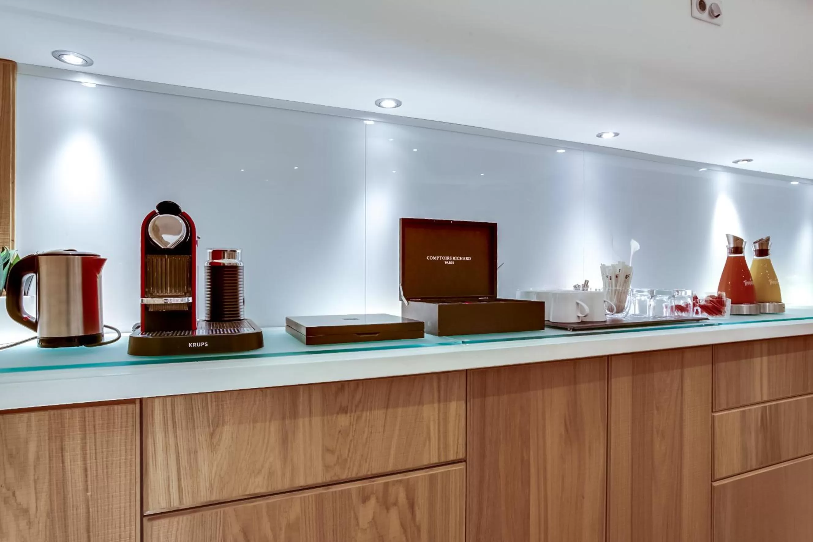 Communal lounge/ TV room in Hôtel de Bellevue Paris Gare du Nord