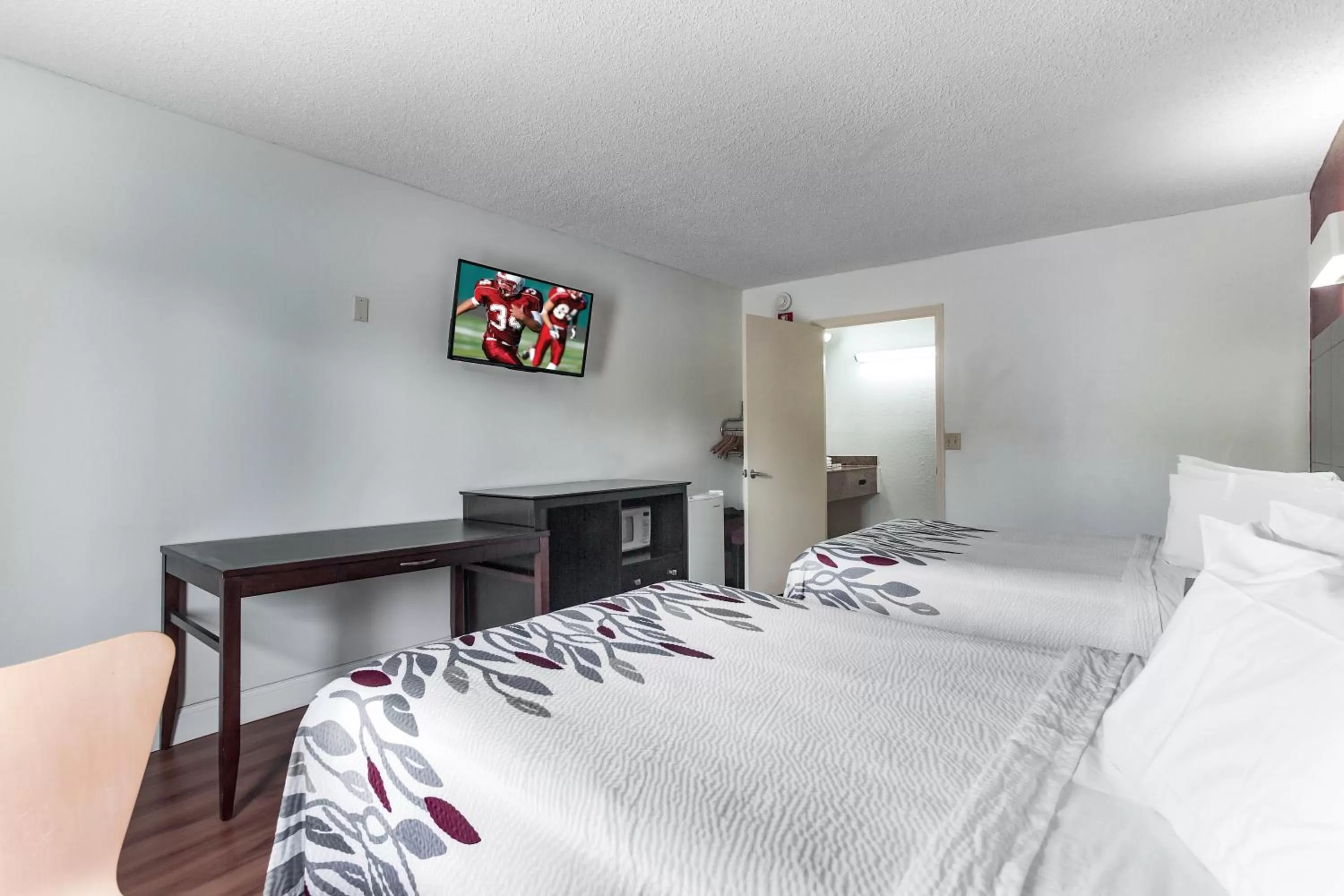Photo of the whole room, Bed in Red Roof Inn Monteagle - I-24