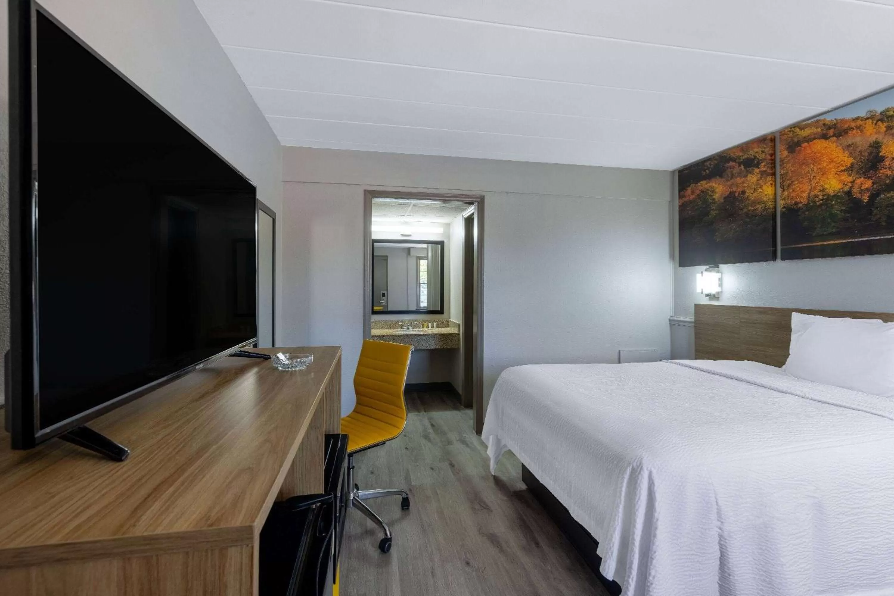 Photo of the whole room, Bed in Days Inn by Wyndham Lincolnton