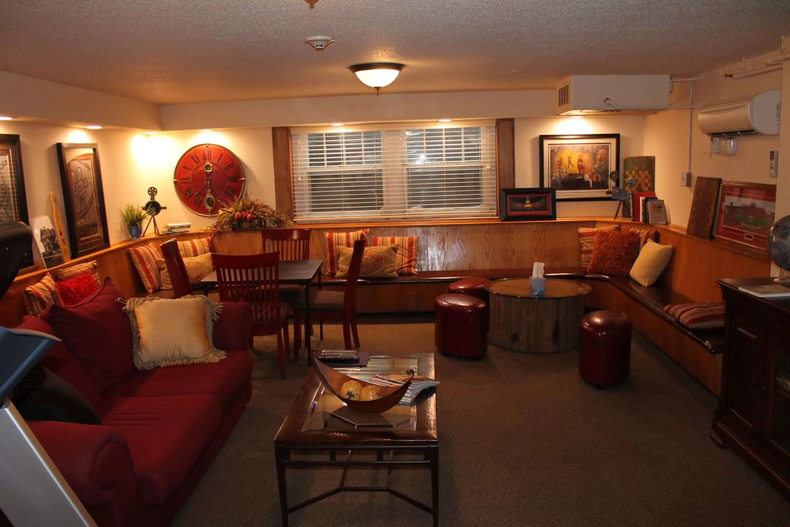 Communal lounge/ TV room in Iowa House Historic Inn